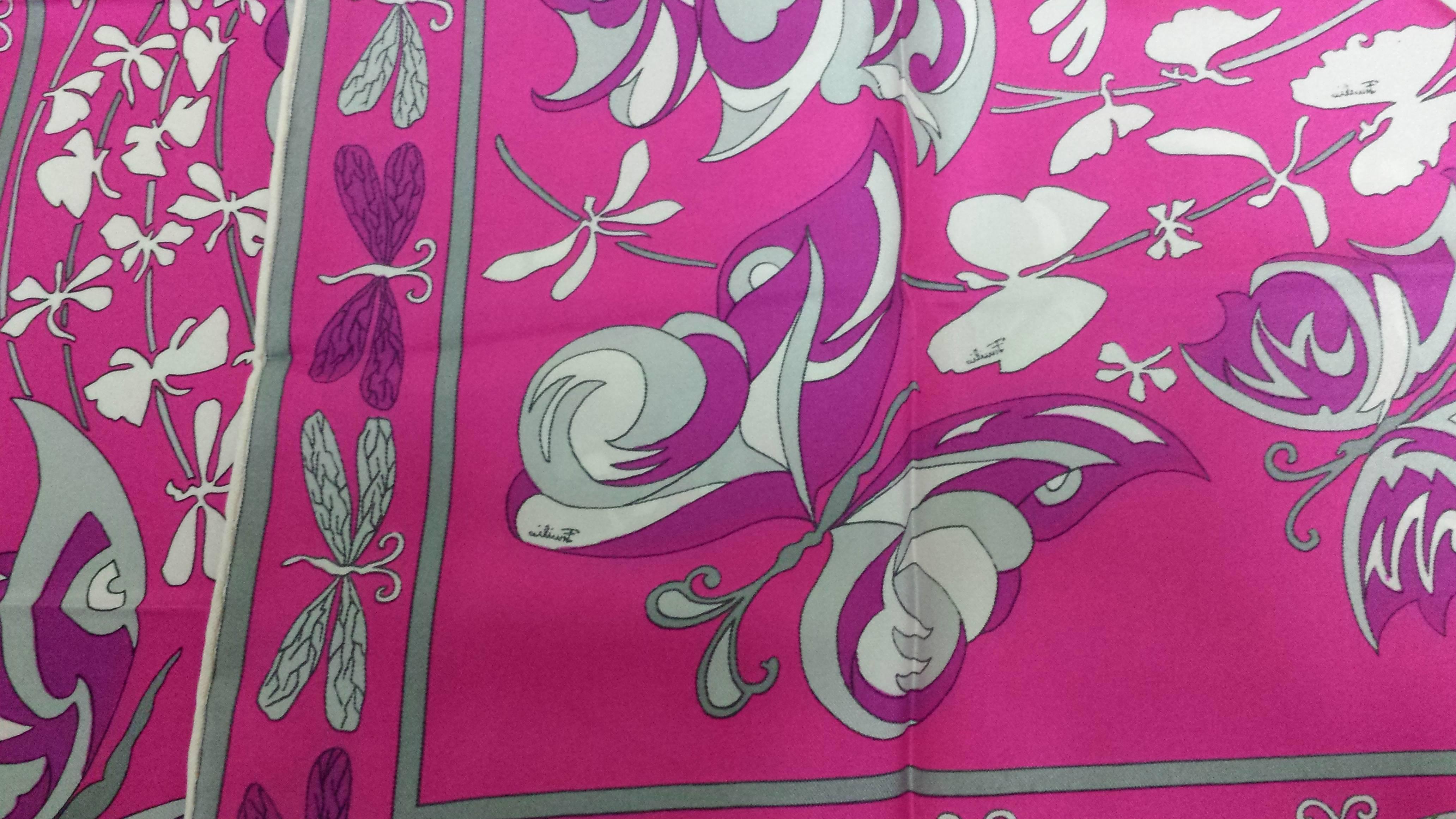 Lucious Emilio Pucci Signature Silk Scarf Never Worn and in Original Case In Excellent Condition For Sale In West Palm Beach, FL