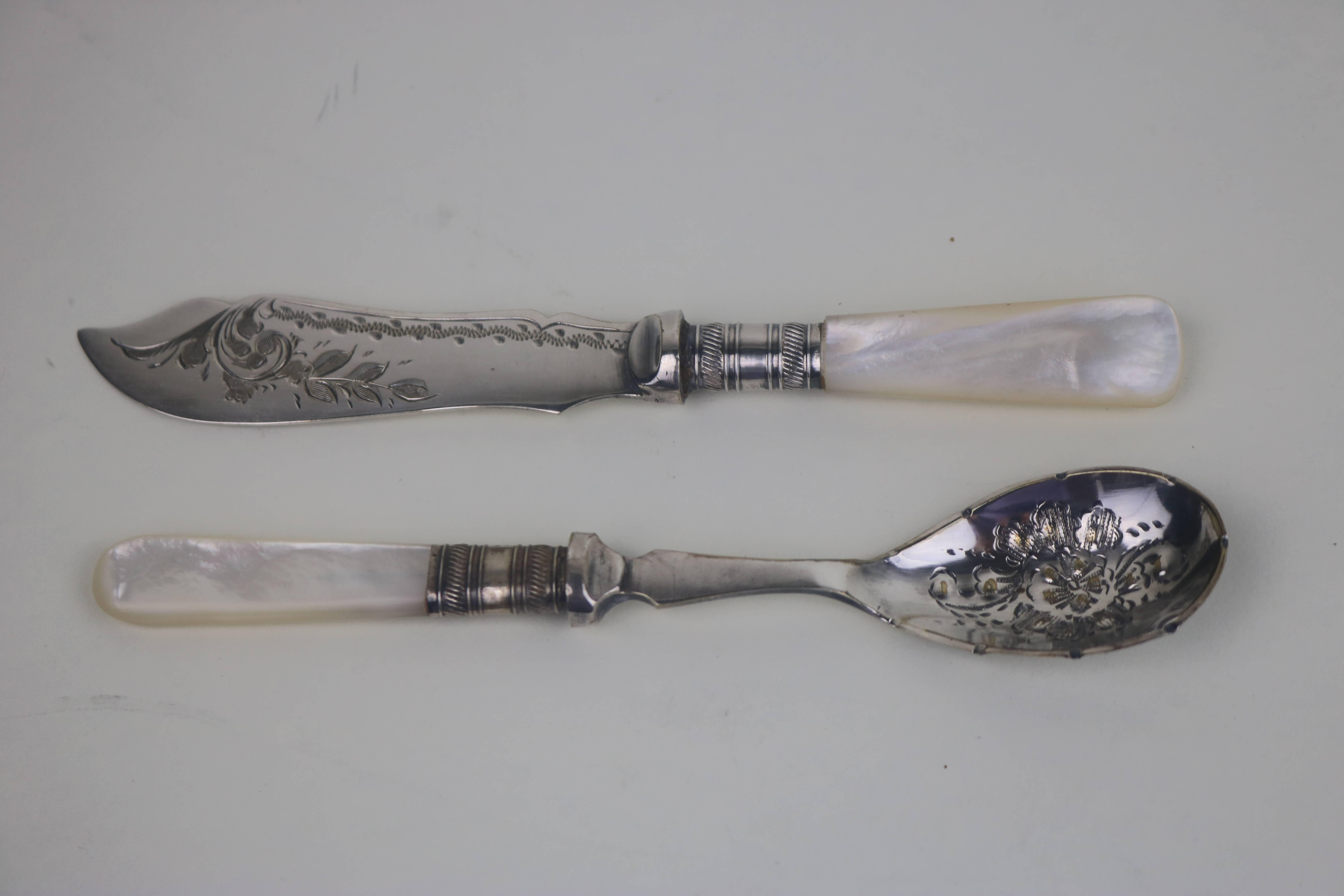 
Makes a  Great Gift!
Beautiful Hallmarked sterling and mother of pearl handles Fruit Set spoon and 
fork in original leather box. There is no more elegant method to eat a luscious fruit then with Luxe sterling silver implements.
Formerly owned by