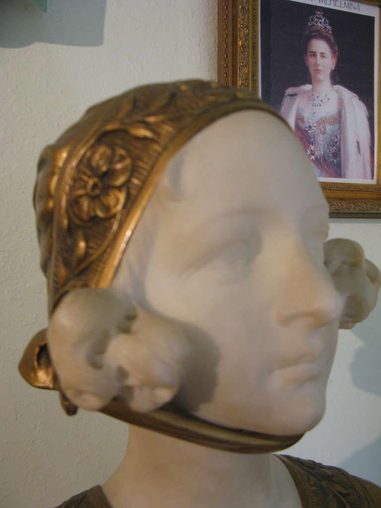 Dutch Queen Wilhelmina Marble Gilt Bronze Signed- Historic Sculpture circa 1890 For Sale 2