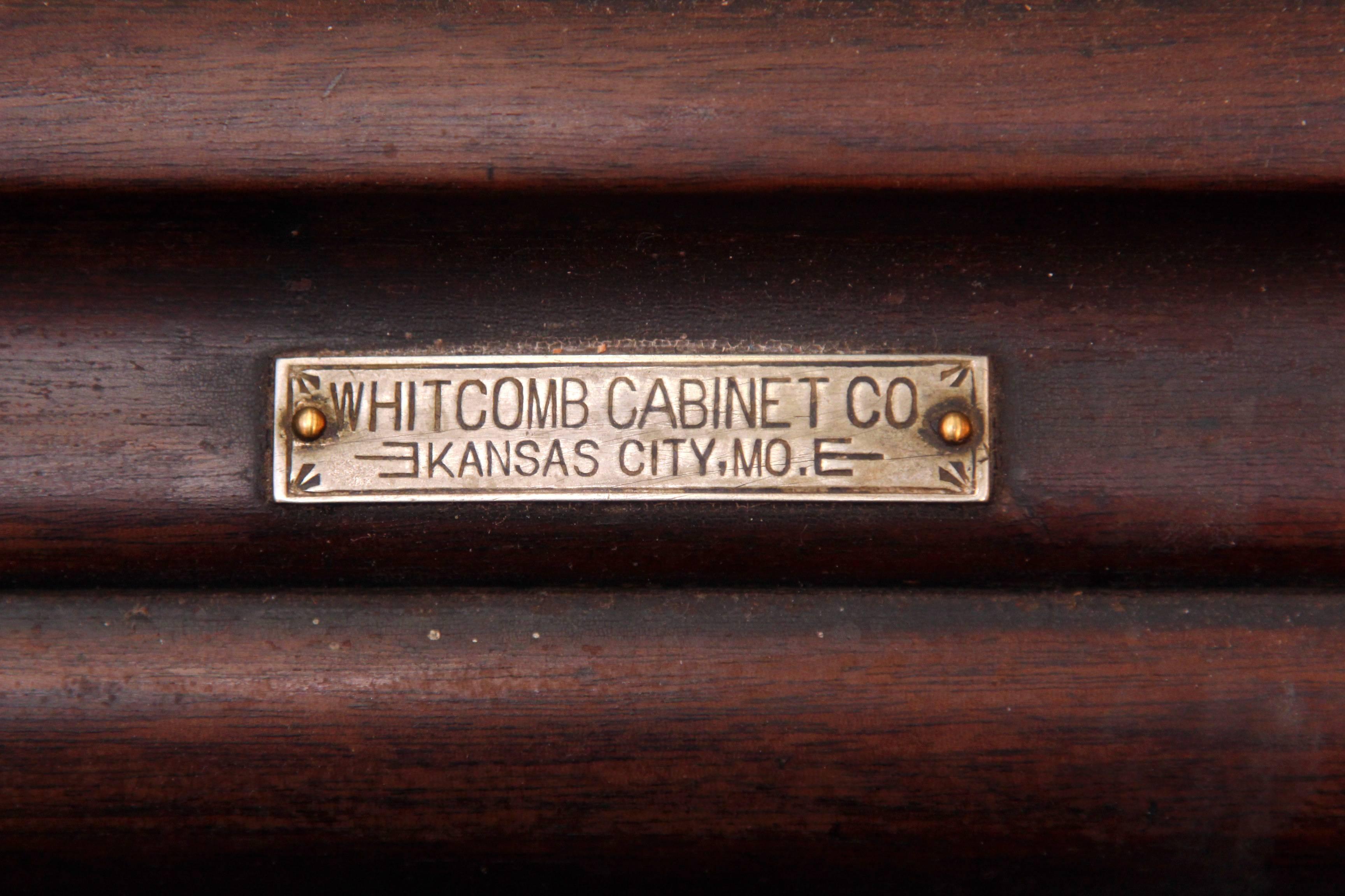 Zigarren-Humidor aus geschnitzter Eiche und verspiegelte Vitrine von Whitcomb Cabinet Co., 1800er Jahre  (amerikanisch)