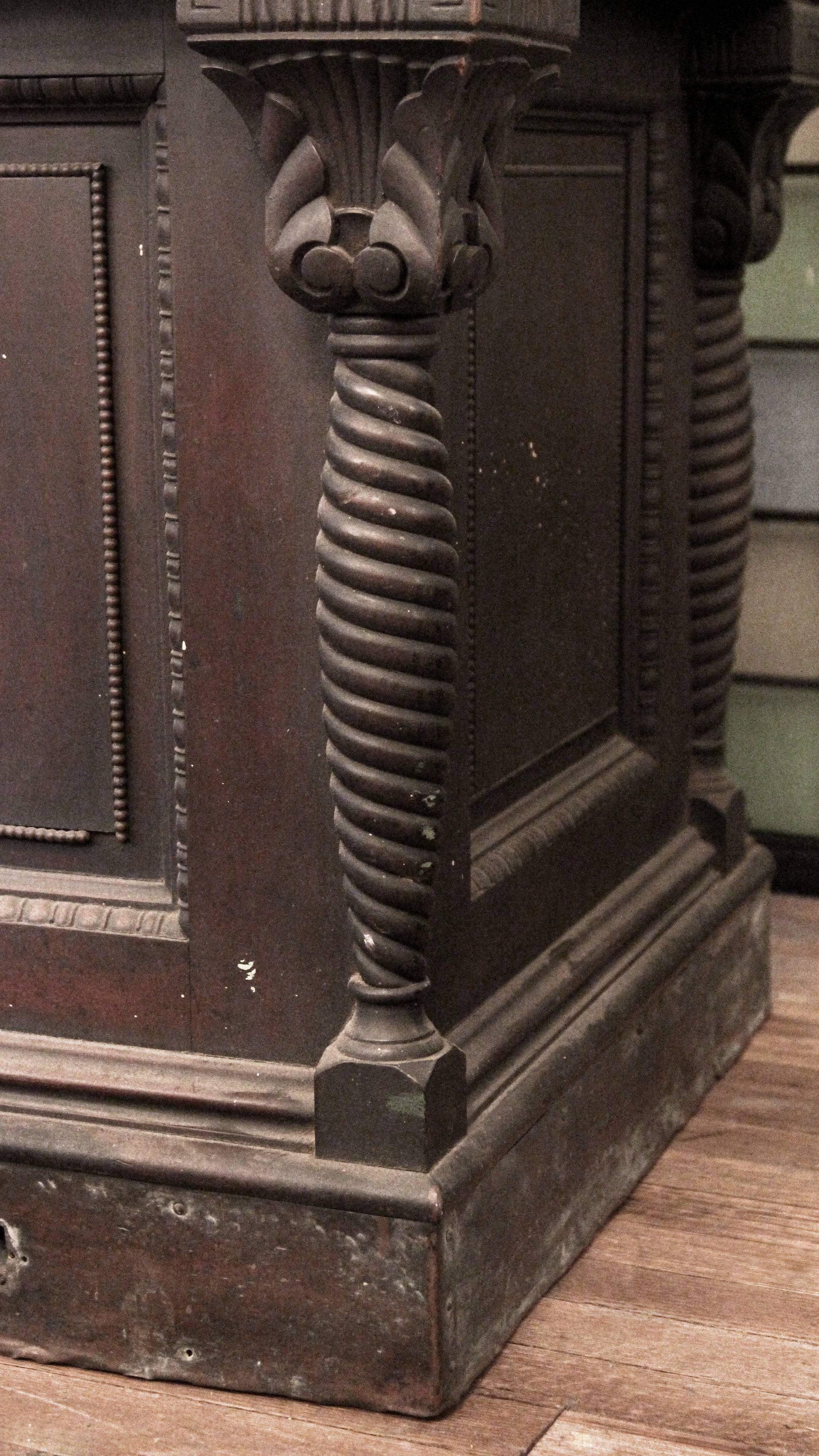 Zigarren-Humidor aus geschnitzter Eiche und verspiegelte Vitrine von Whitcomb Cabinet Co., 1800er Jahre  (Spätes 19. Jahrhundert)