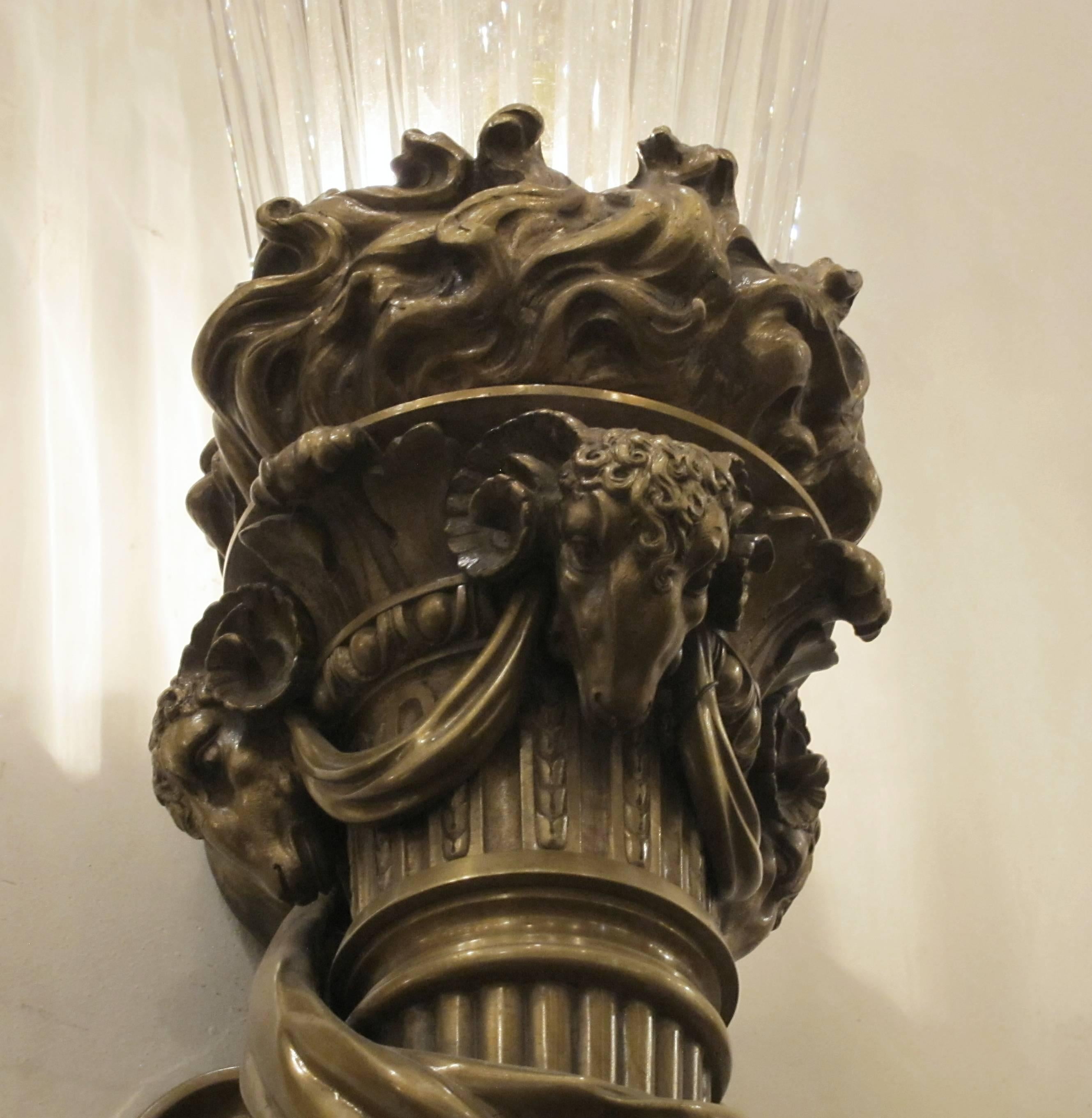 Ces élégantes appliques en bronze coulé de 1909 et en cristal de style Baccarat proviennent du réaménagement en 1909 du hall du prestigieux Toy Building situé au 200 Fifth Avenue à New York. Appliques en bronze fabriquées par E. F. Caldwell, NYC.