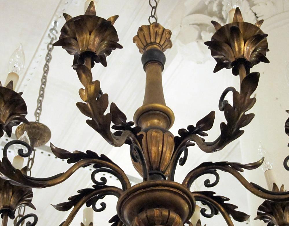 Italian 1930s Wood and Gilt Metal Florentine Style Wood Chandelier with Eight Arms