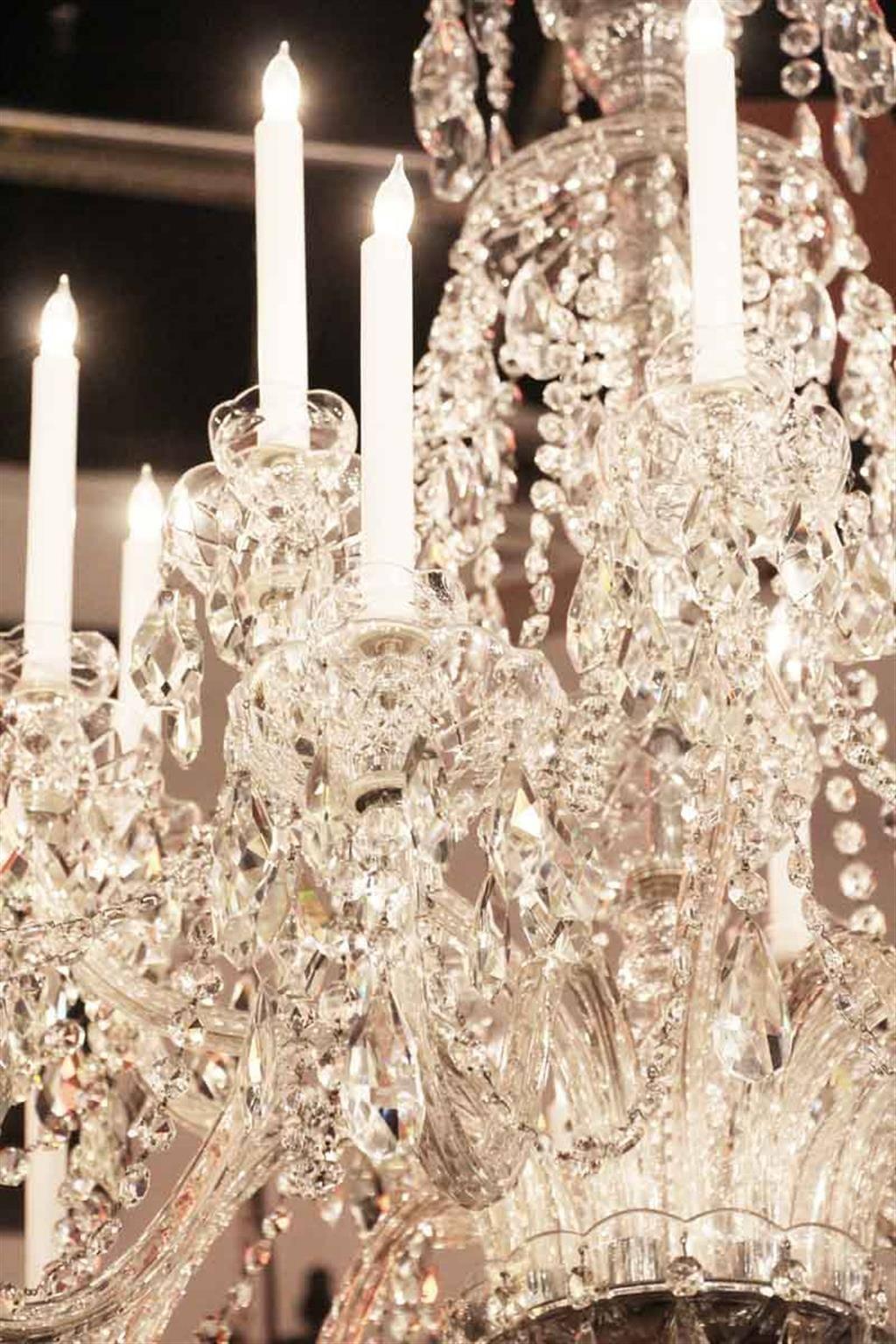 1960s Elegant Large Eighteen-Arm Crystal Chandelier with Draping Crystal Beading In Excellent Condition In New York, NY