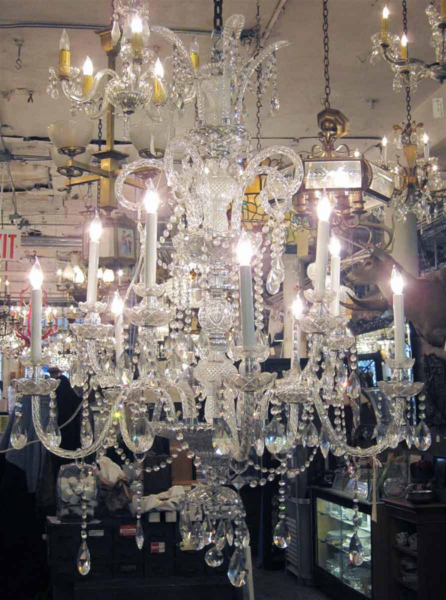 Italiano 1950, Lampadario italiano a nove bracci in cristallo con cristalli Swag in vendita