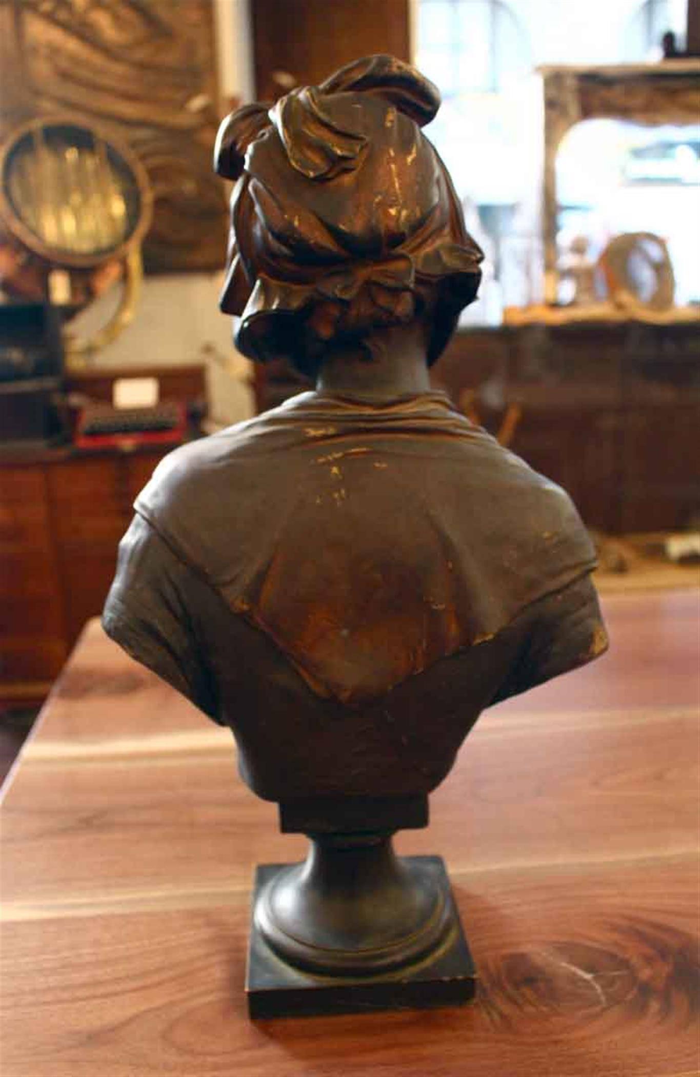 Français Buste en bronze d'une femme avec un bonnet, signé E. Laurent en vente