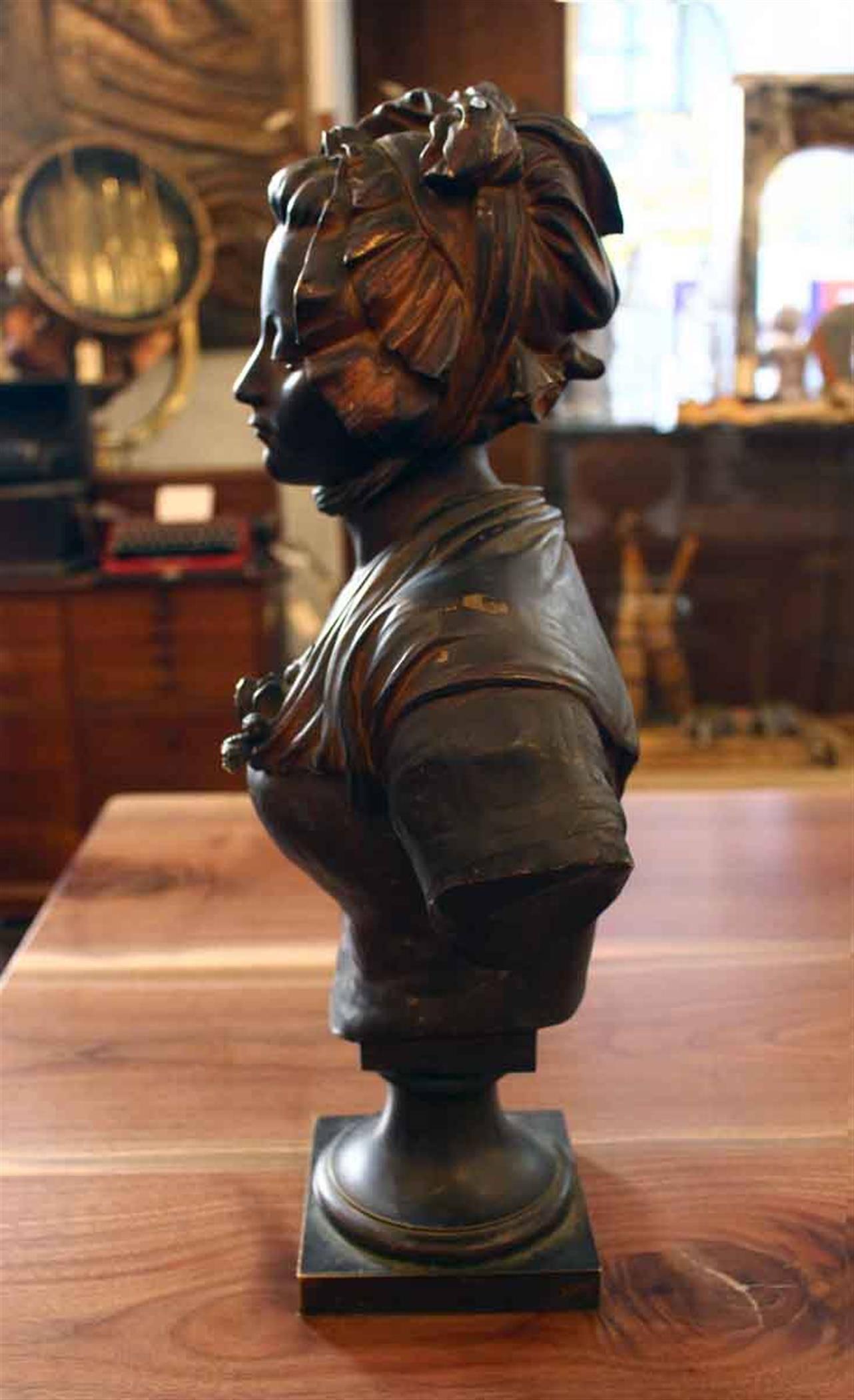 Romantique Buste en bronze d'une femme avec un bonnet, signé E. Laurent en vente