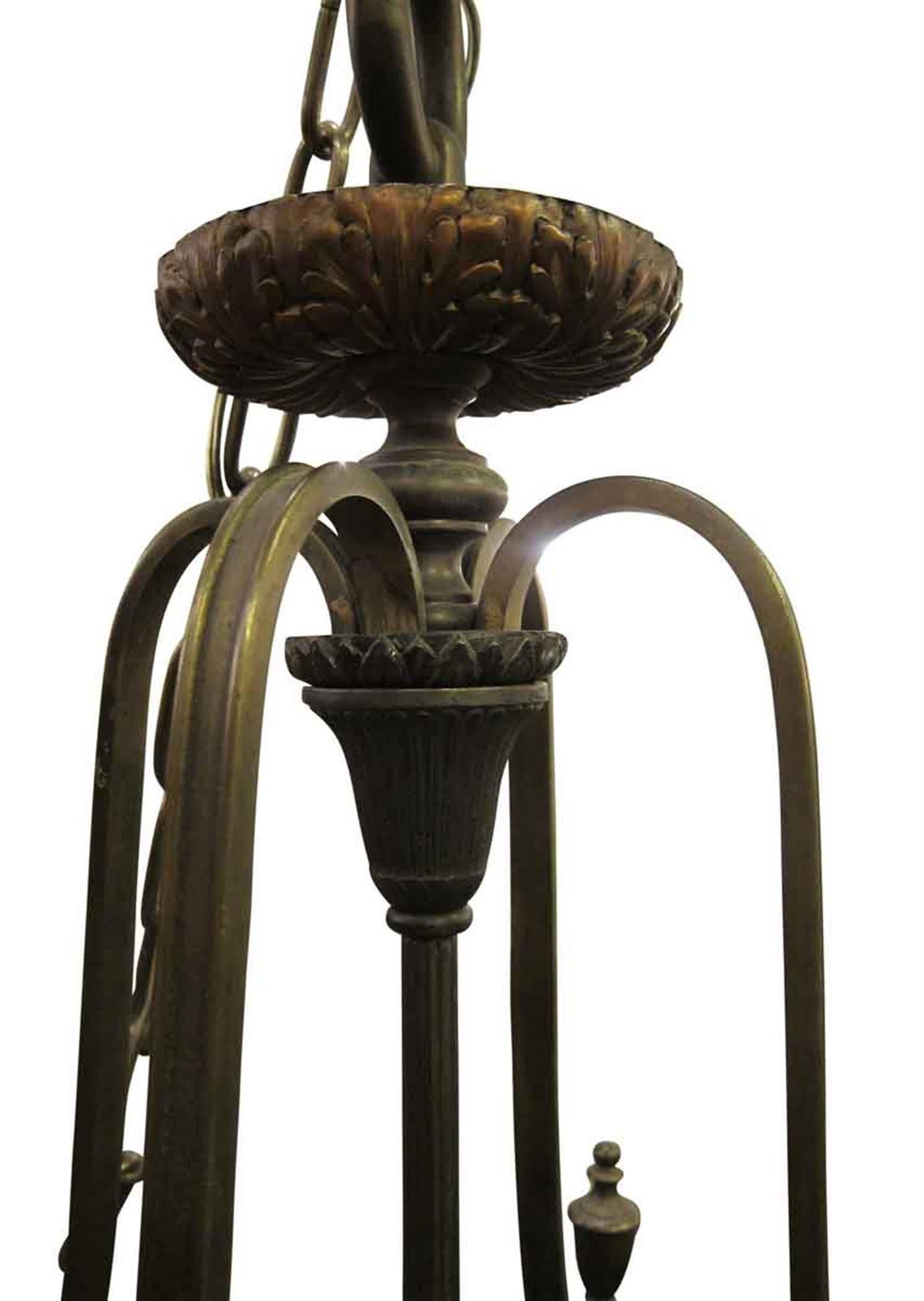 Fabriqué par EF Caldwell, New York, vers 1910. Cette lanterne à six lumières présente des clés grecques finement détaillées sur le bandeau supérieur et des fleurons en forme d'ananas sur la partie inférieure. Veuillez noter que cet article se trouve
