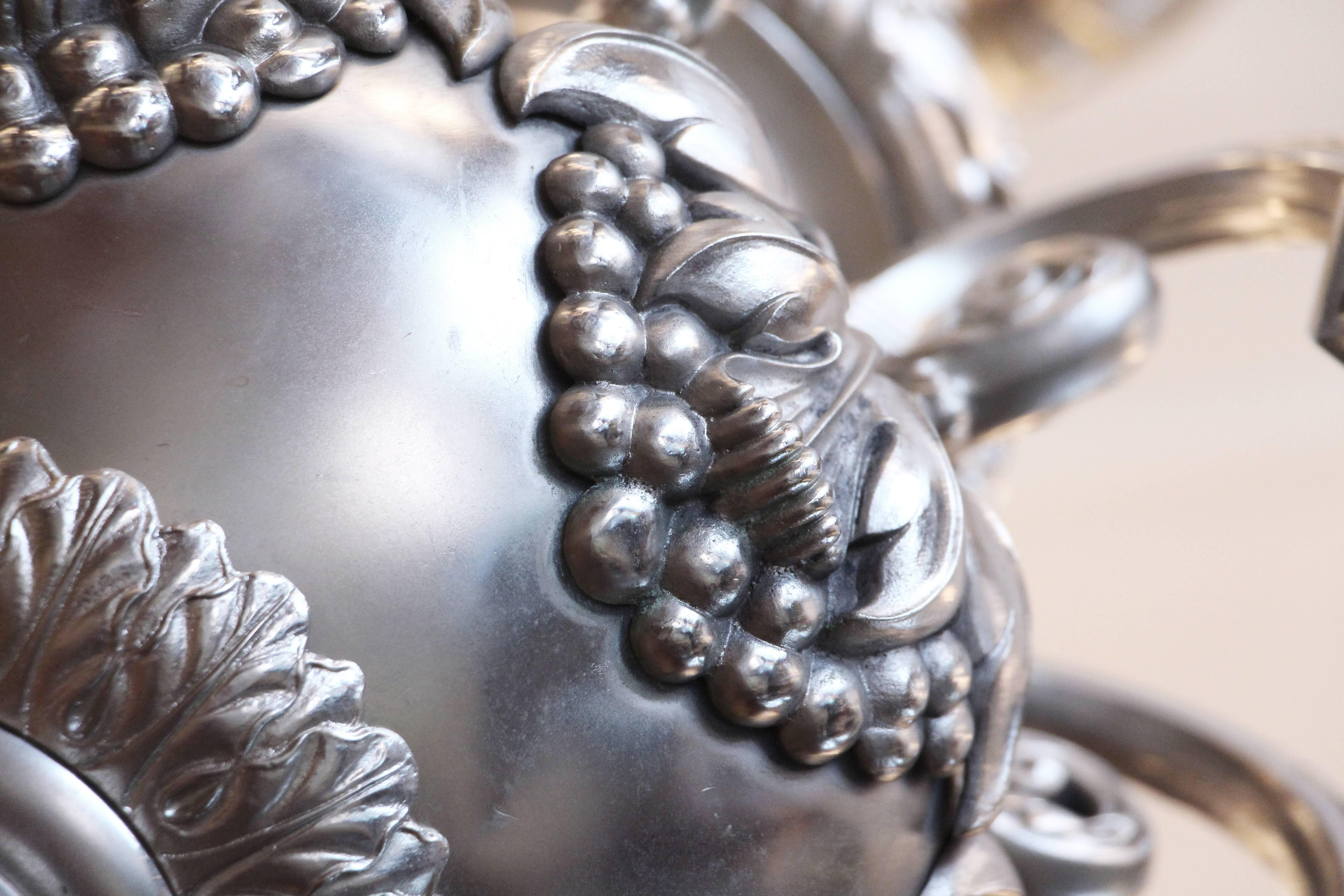 1920 Araña inglesa de bronce plateado de 9 luces Laureles y frutas en Bueno estado para la venta en New York, NY