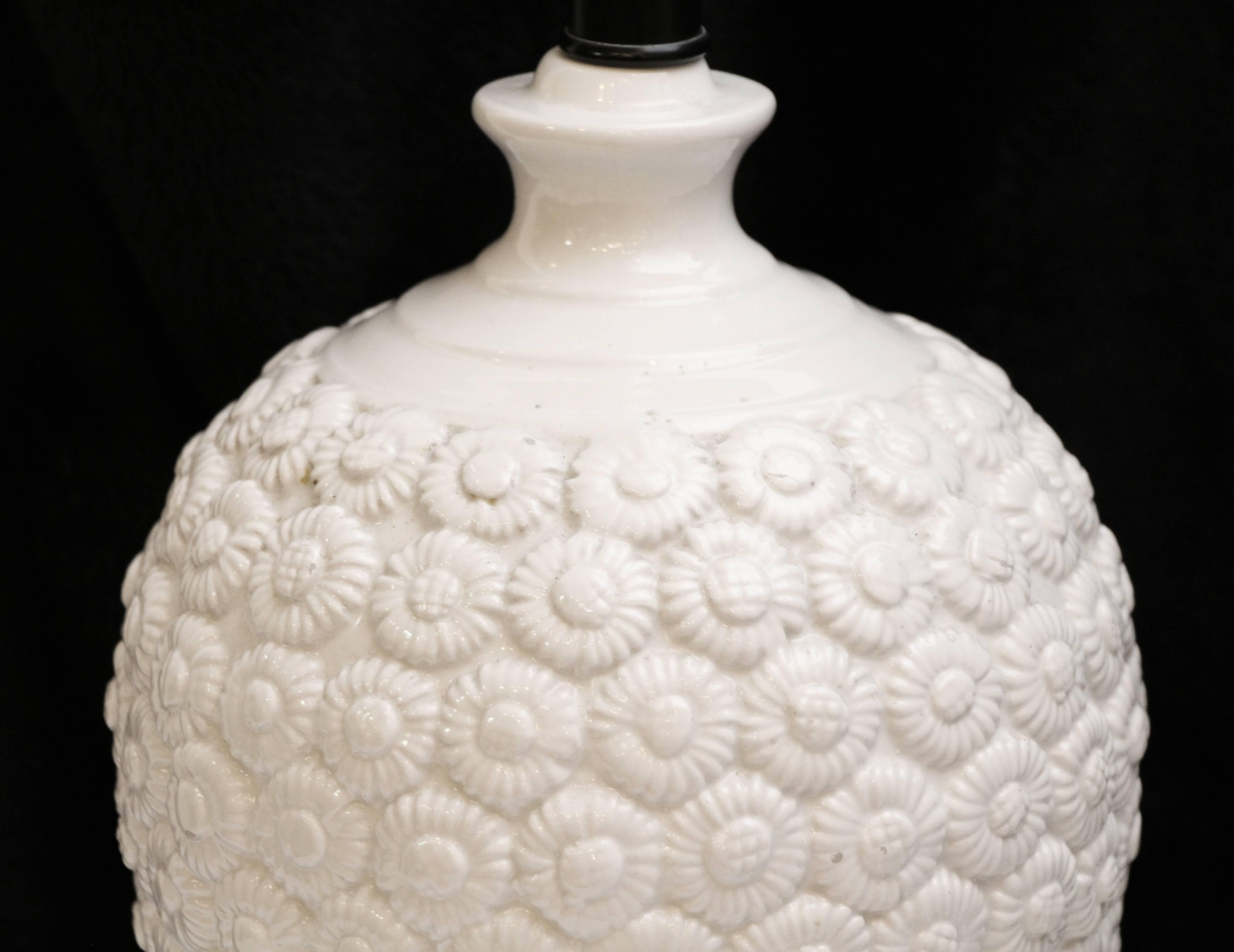 1930s Pair of French Made Chinoise Style White Porcelain Table Lamps In Excellent Condition In New York, NY