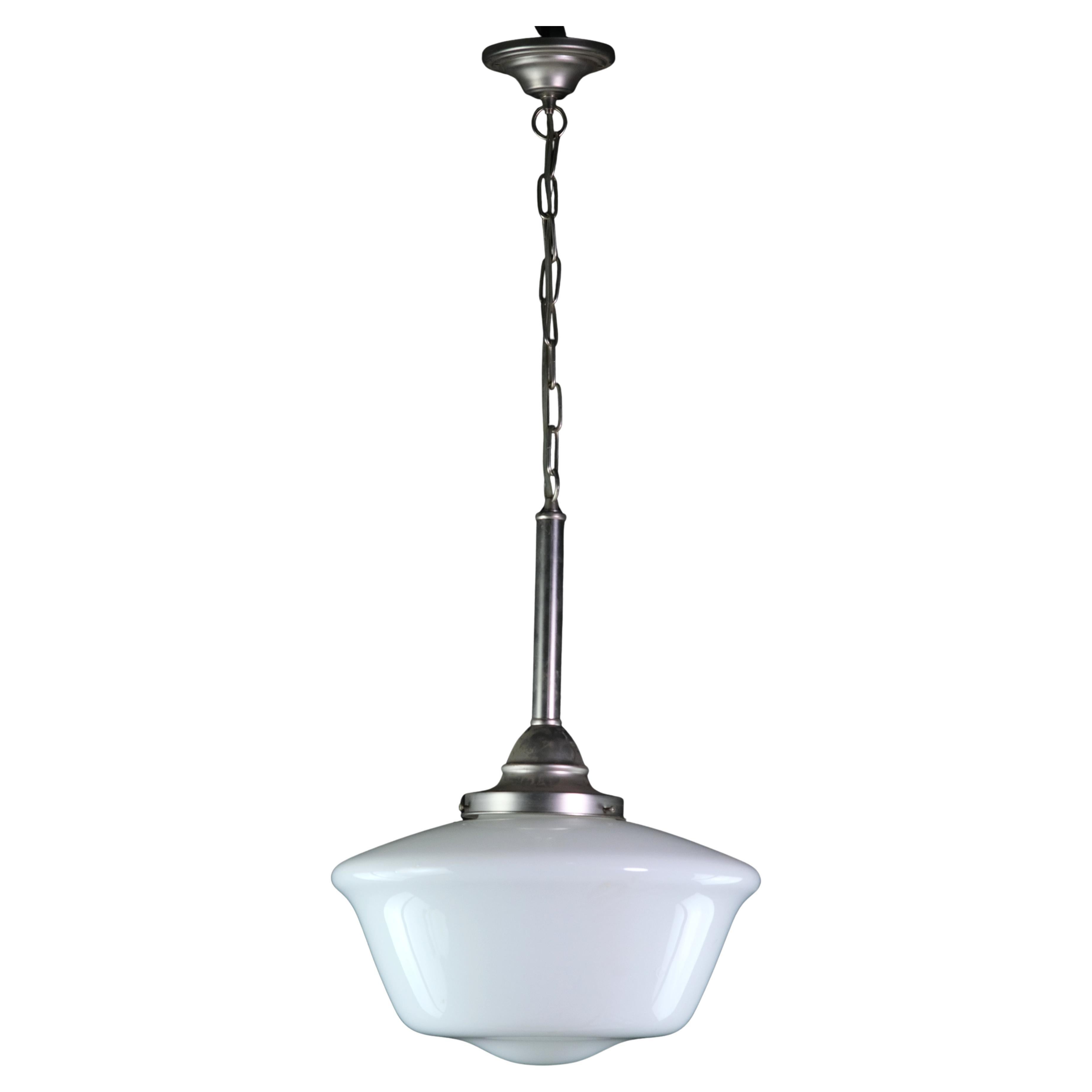 Lampada a sospensione Schoolhouse con paralume in vetro opalino e finitura in acciaio spazzolato Hardware