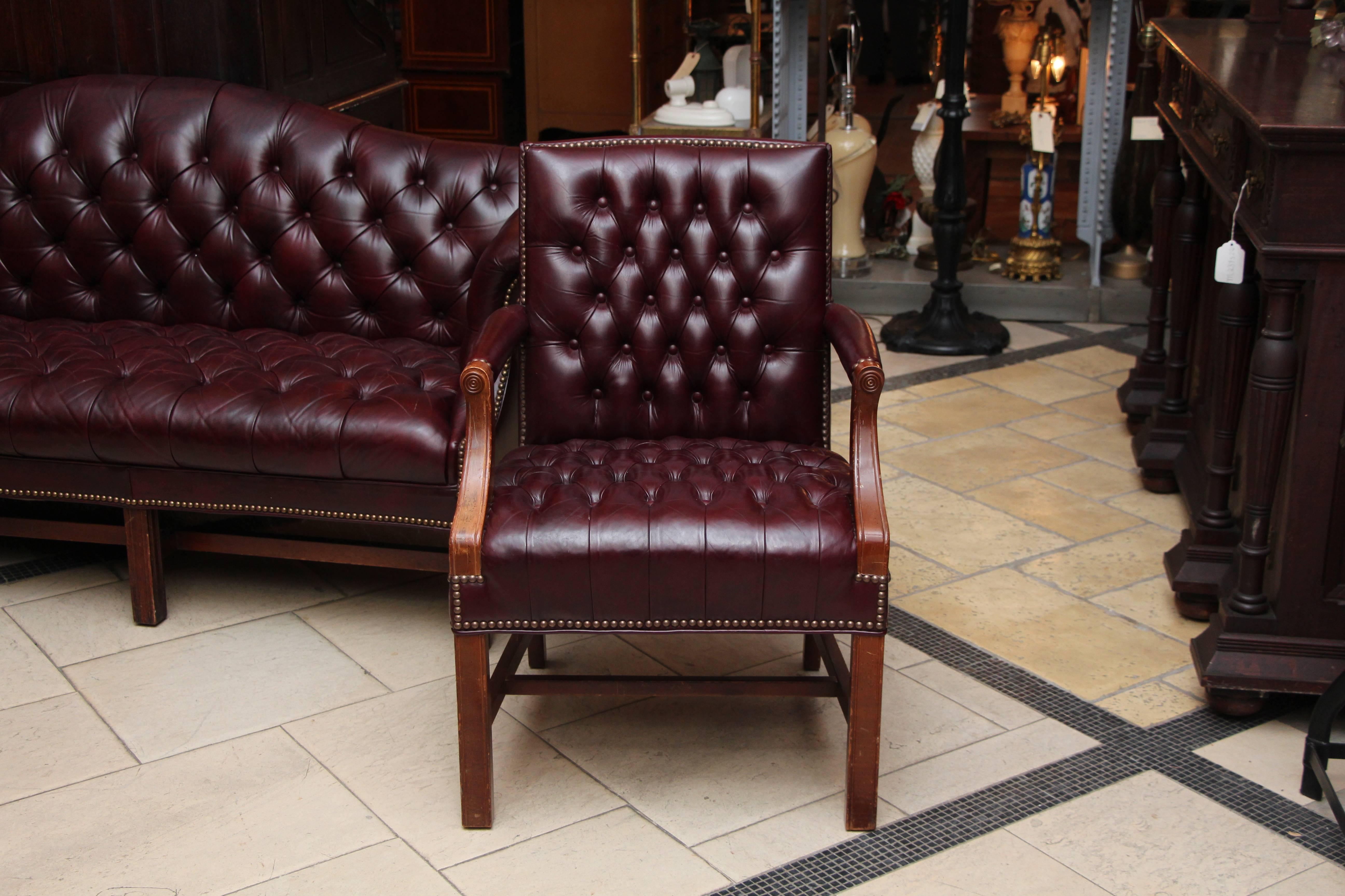 1980s Tufted Burgundy Chesterfield Leather Sofa and Chair Set with Hickory Wood In Excellent Condition In New York, NY