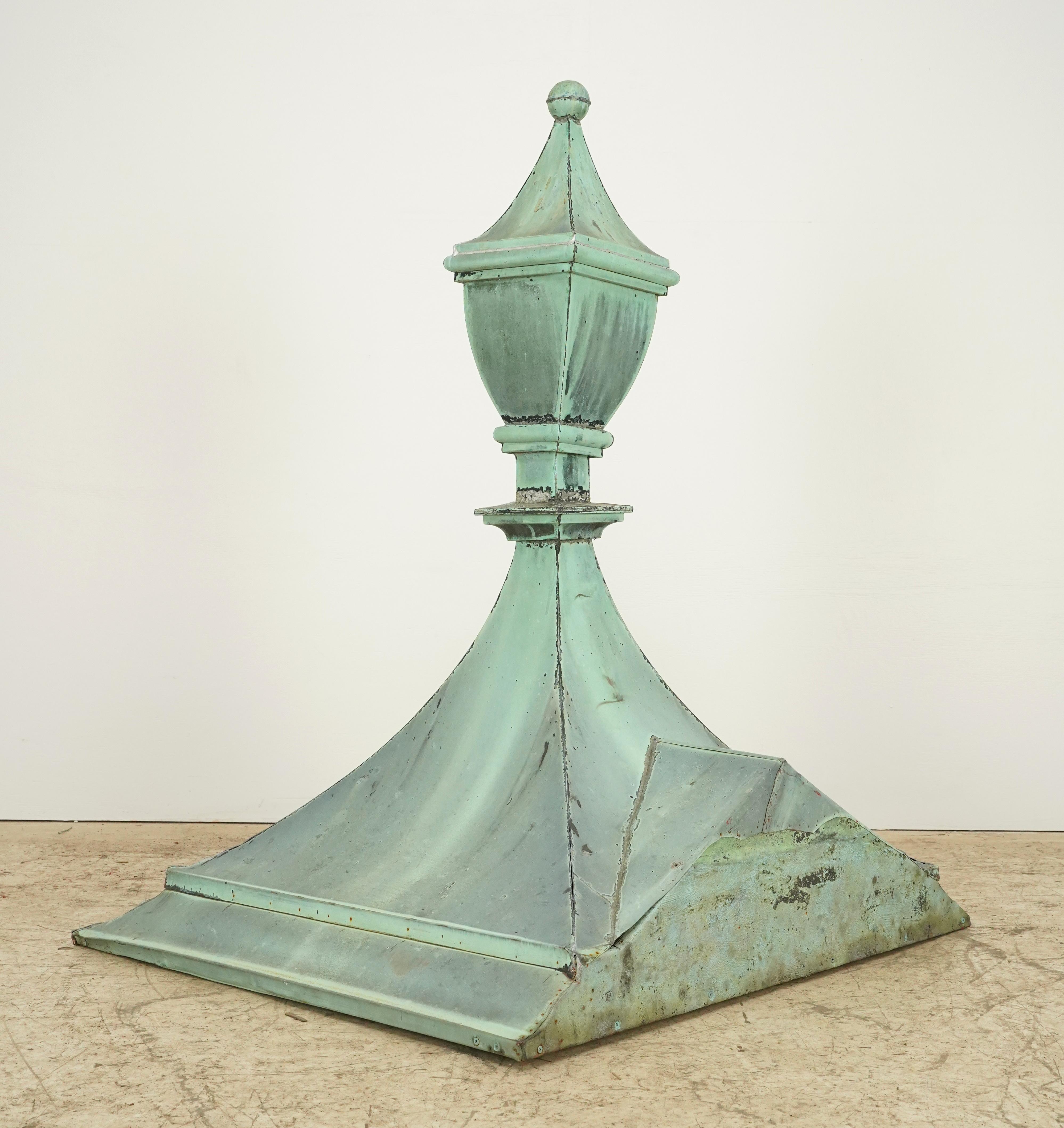 Aufgearbeitete Dachspitze eines Gebäudes aus dem späten 19. Jahrhundert, hergestellt aus Kupfer mit Grünspan-Finish. Er hat ein mehrstufiges Design mit einer Pyramidenbasis und einer spitzen Spitze. Jetzt auf einen Holzsockel montiert. Es gibt