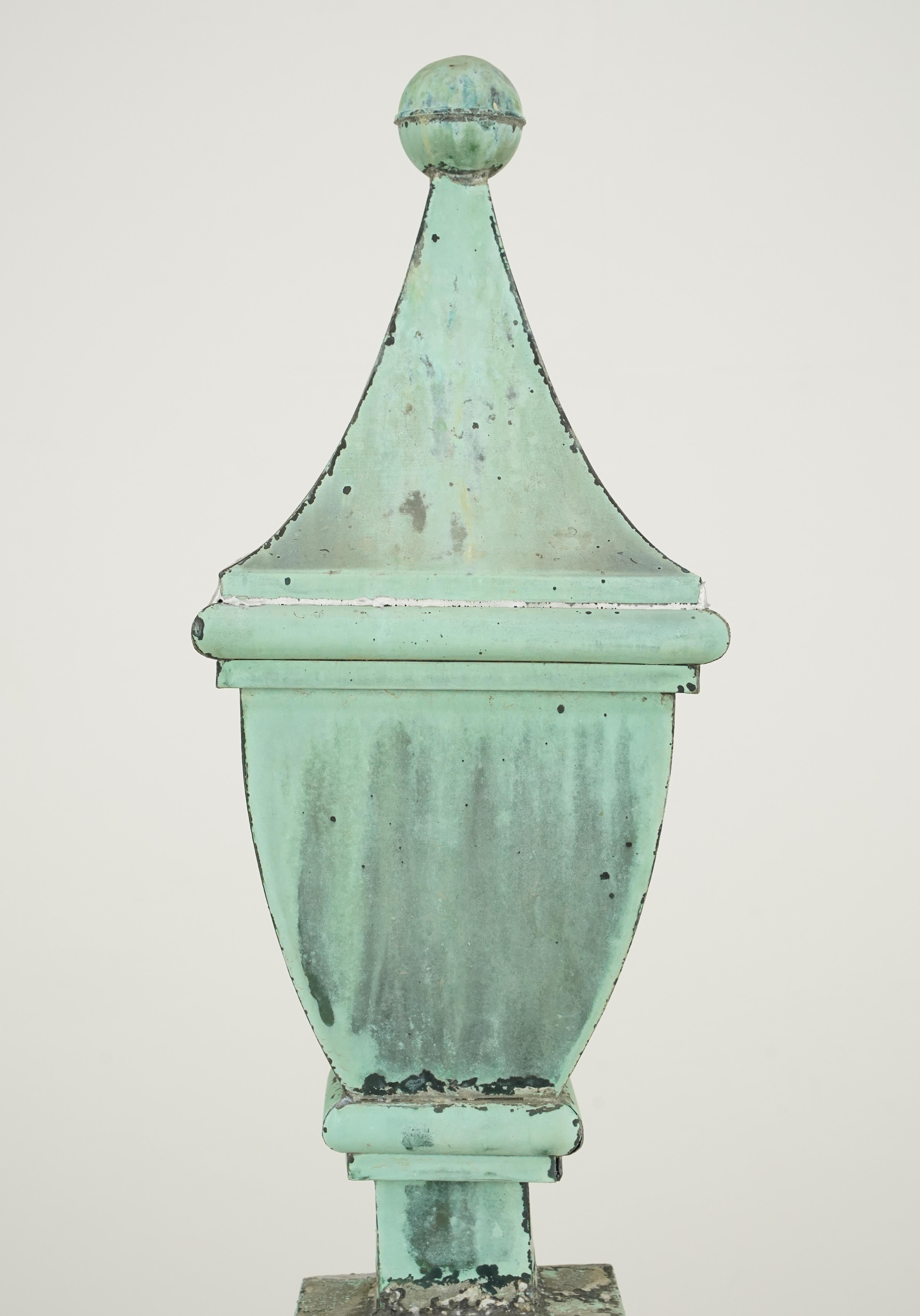 Wiederaufbereitete Kupfer Gebäude Dach Finial 49,25 x 39 in. (amerikanisch) im Angebot