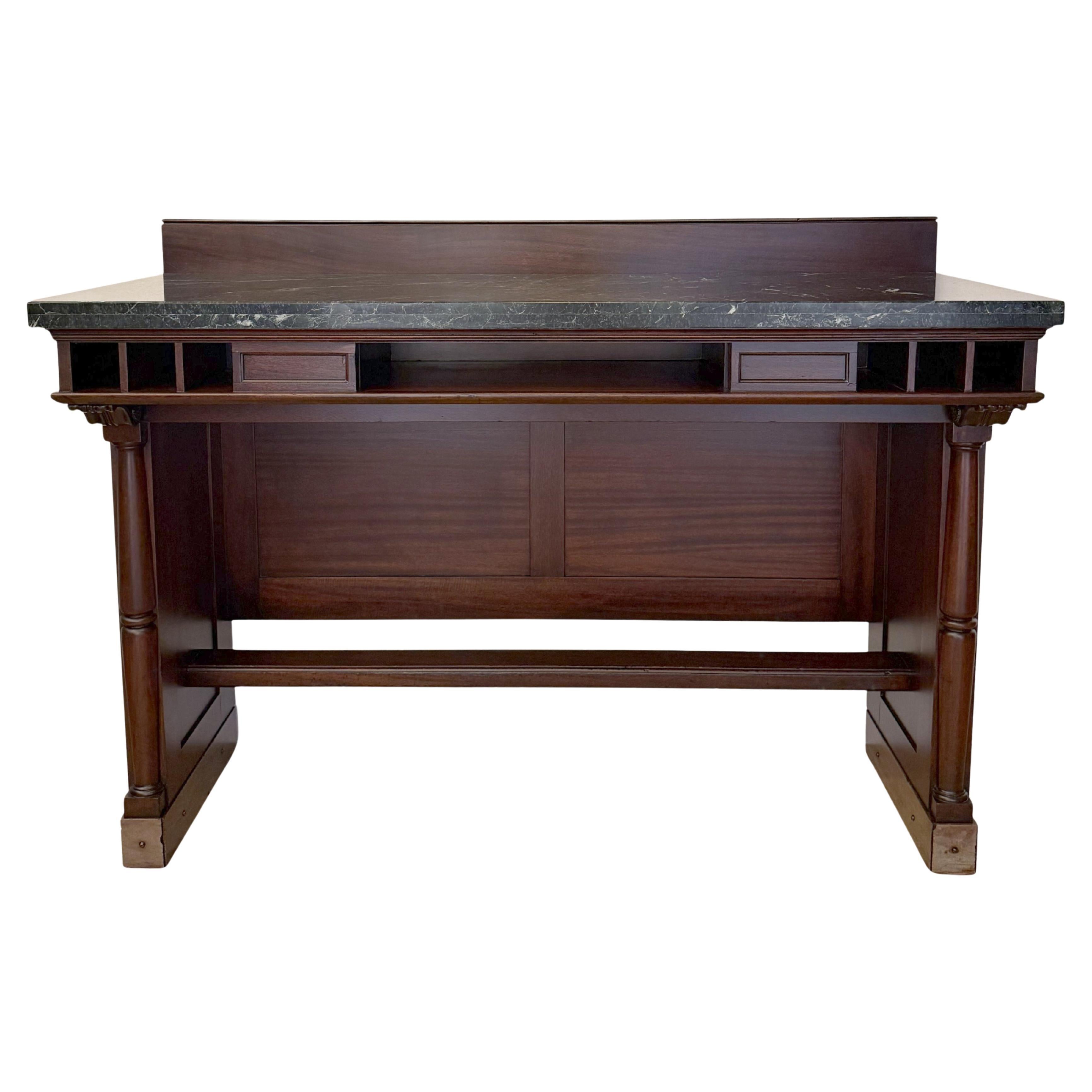 Table de banque classique des années 1940 en marbre vert et bois foncé en vente