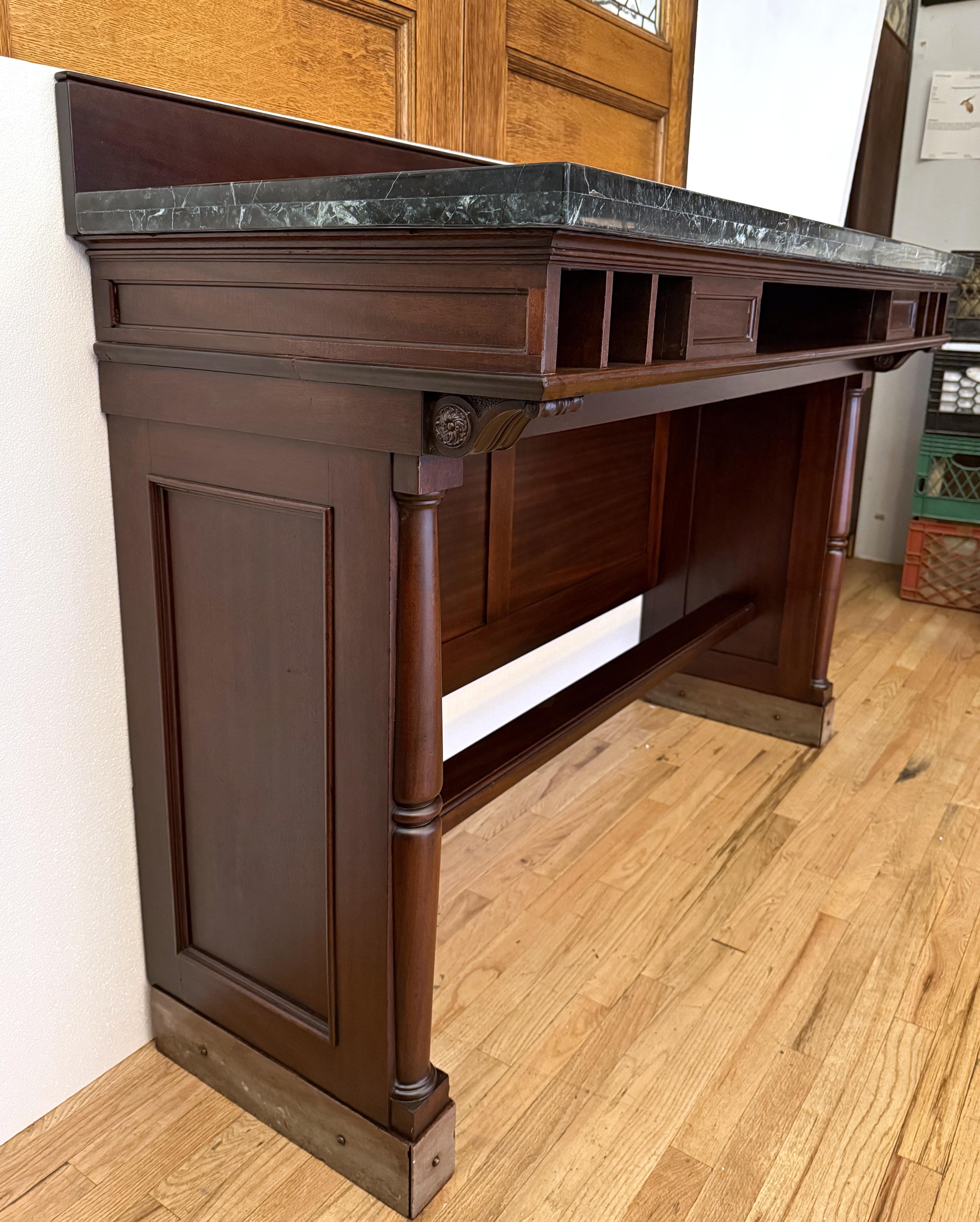 Américain Table de banque classique des années 1940 en marbre vert et bois foncé en vente