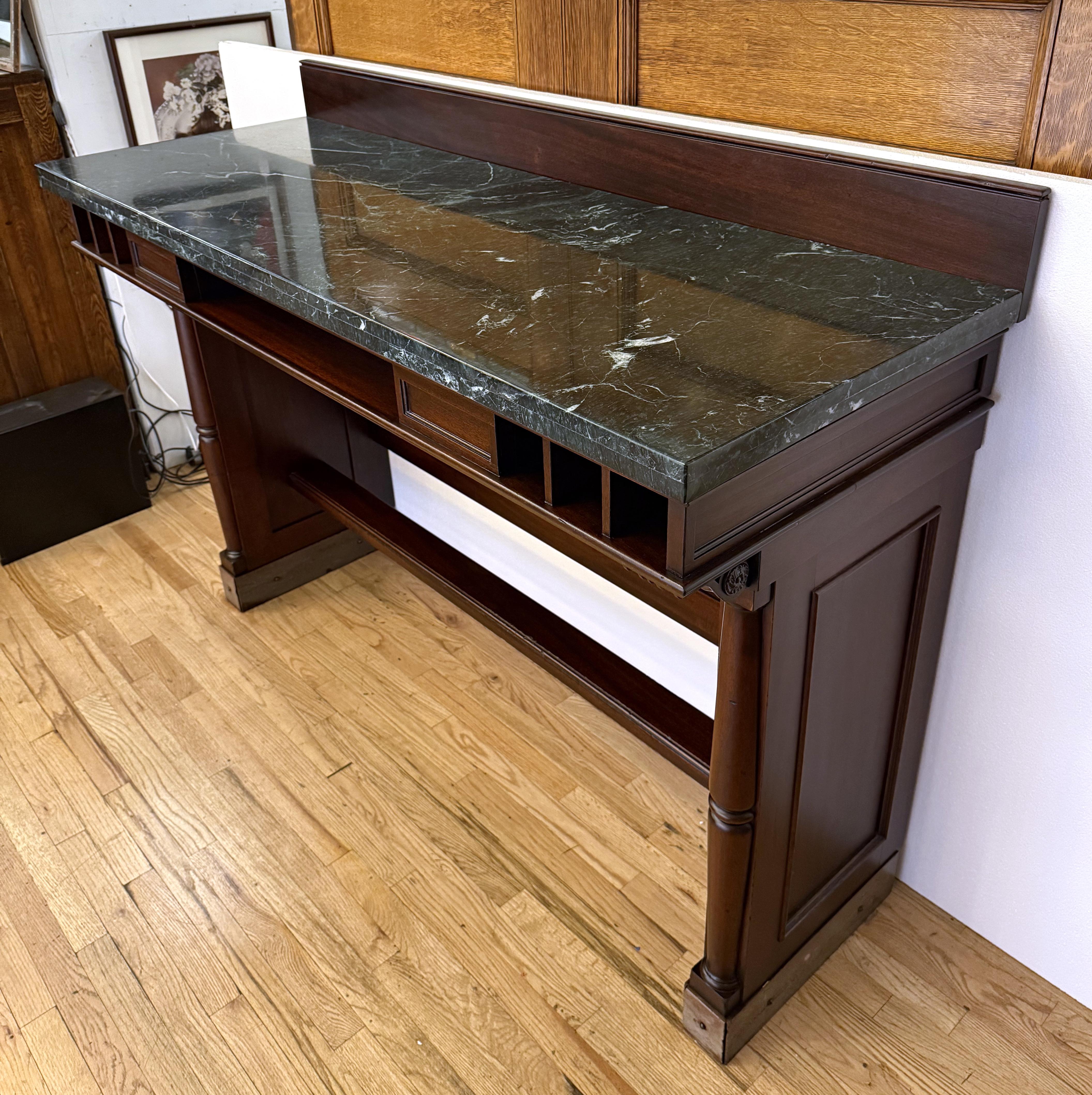 Table de banque classique des années 1940 en marbre vert et bois foncé Bon état - En vente à New York, NY