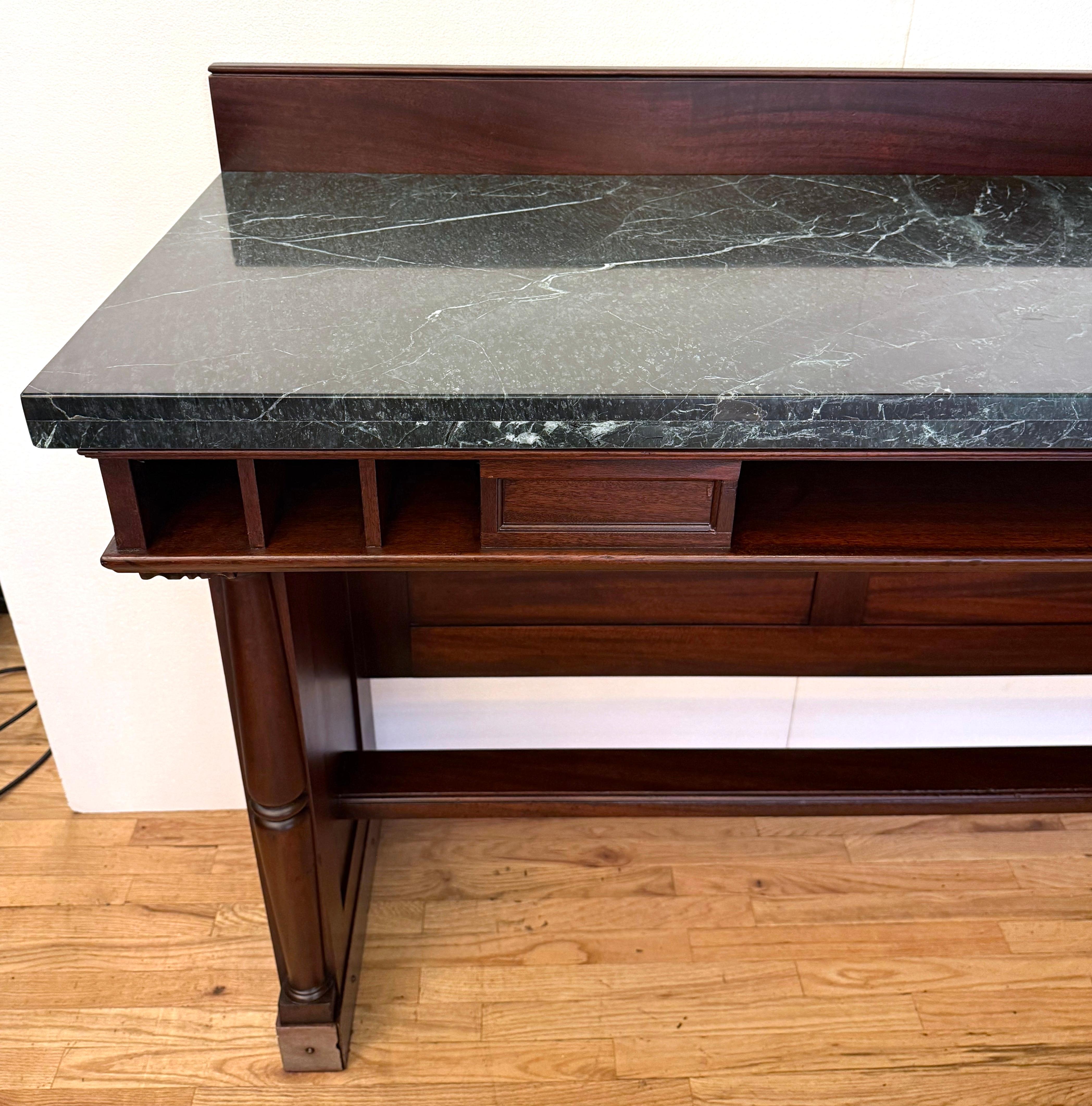 Table de banque classique des années 1940 en marbre vert et bois foncé en vente 3