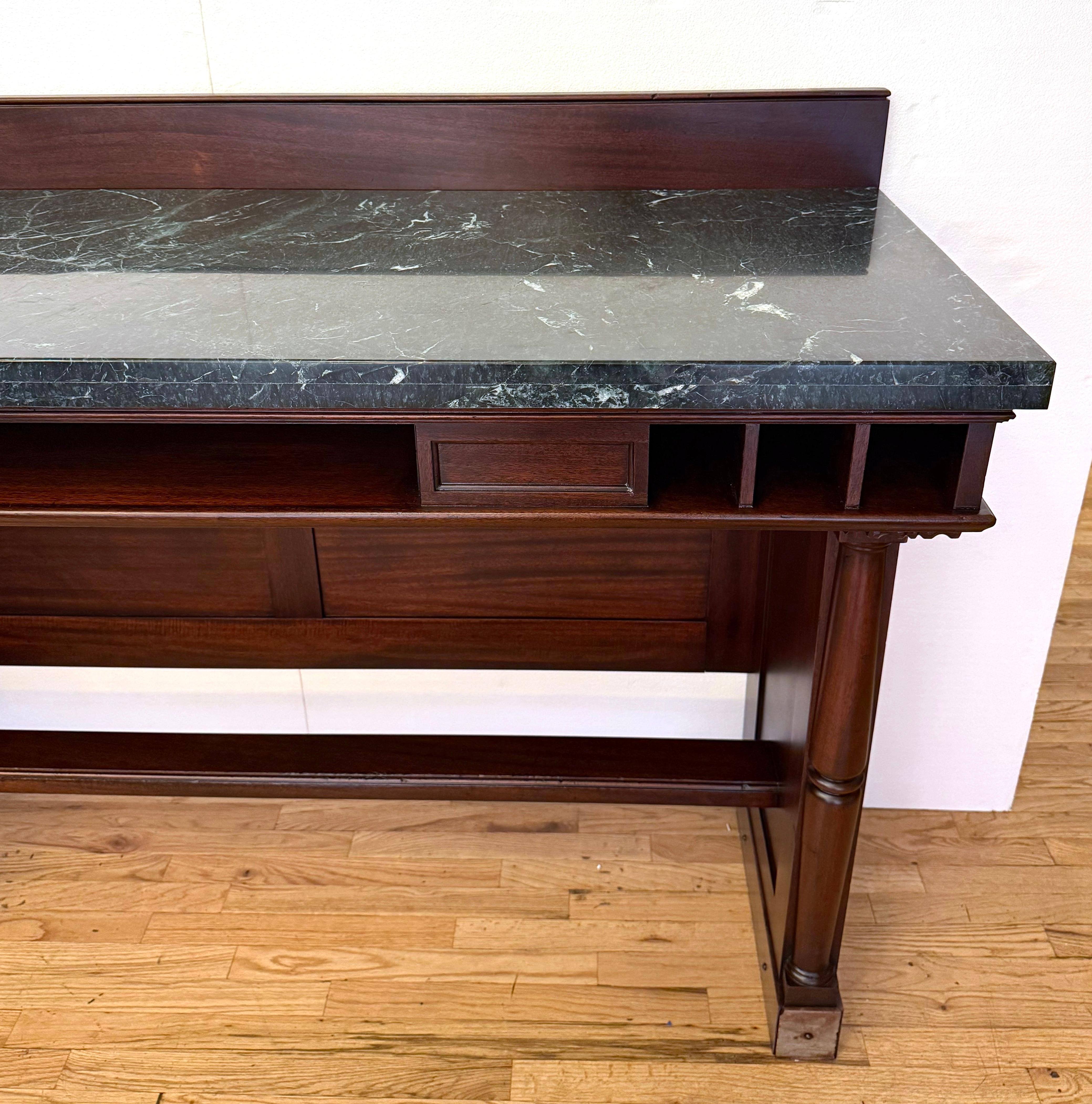 Table de banque classique des années 1940 en marbre vert et bois foncé en vente 4