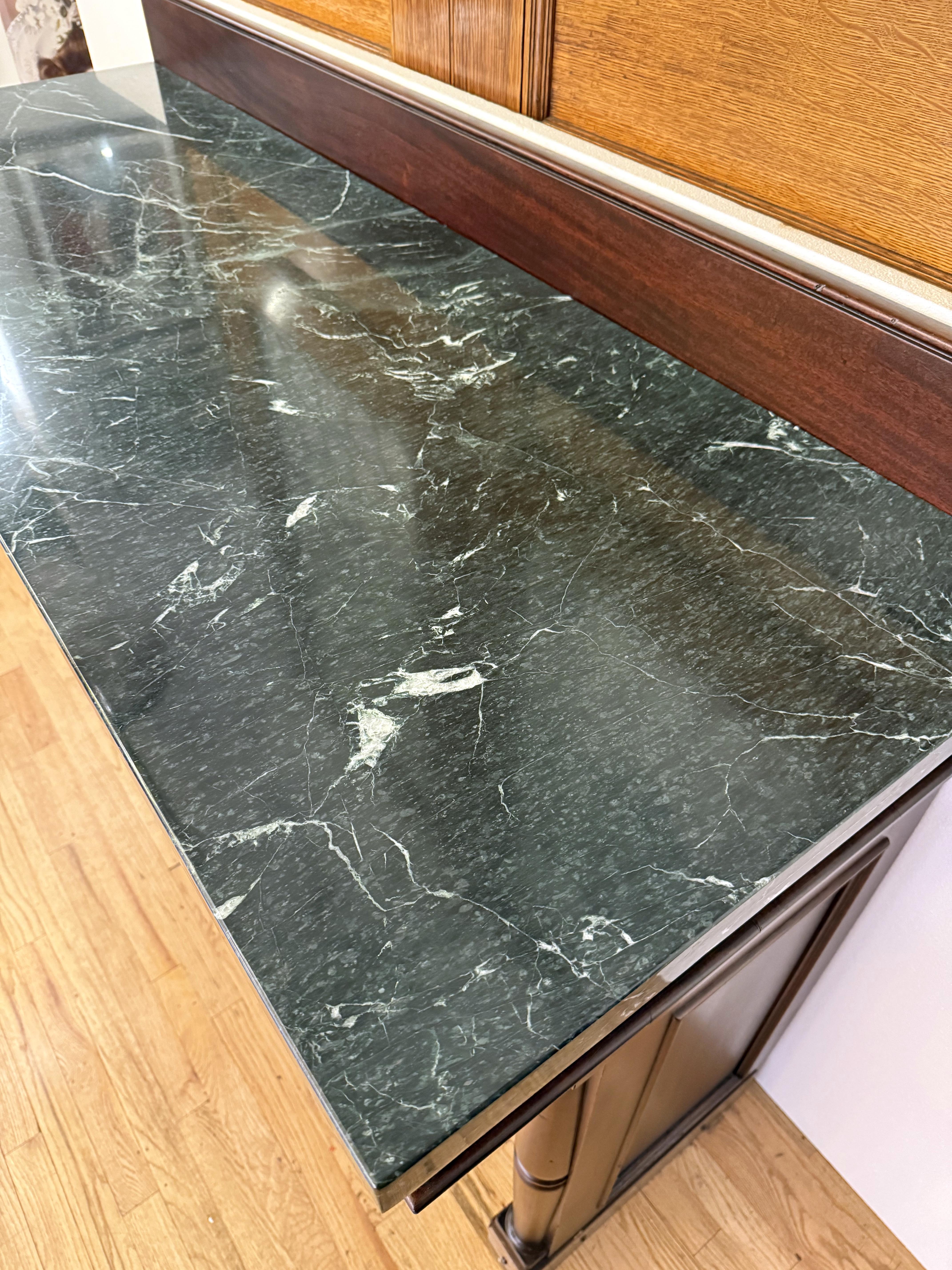 Table de banque classique des années 1940 en marbre vert et bois foncé en vente 6