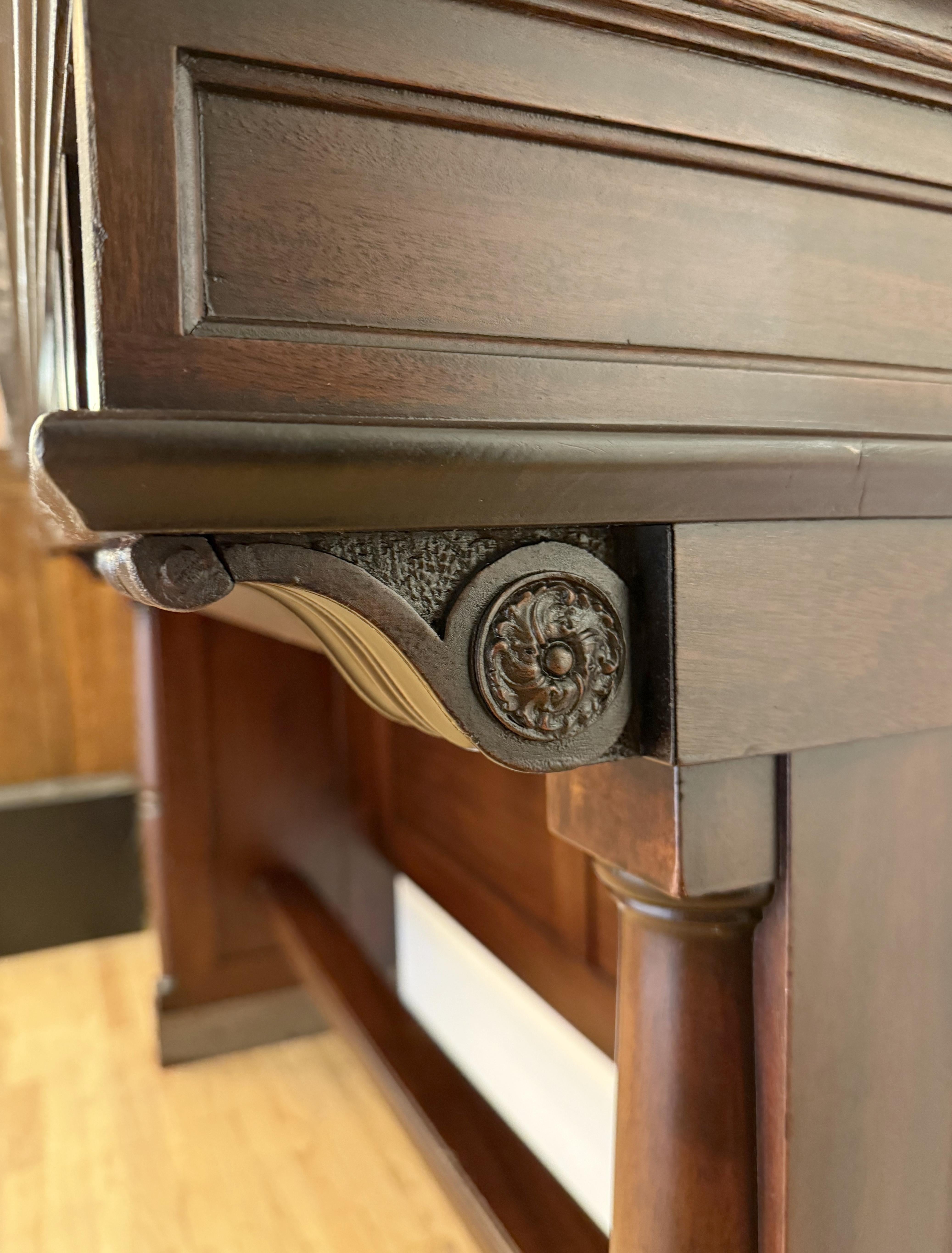 Table de banque classique des années 1940 en marbre vert et bois foncé en vente 8