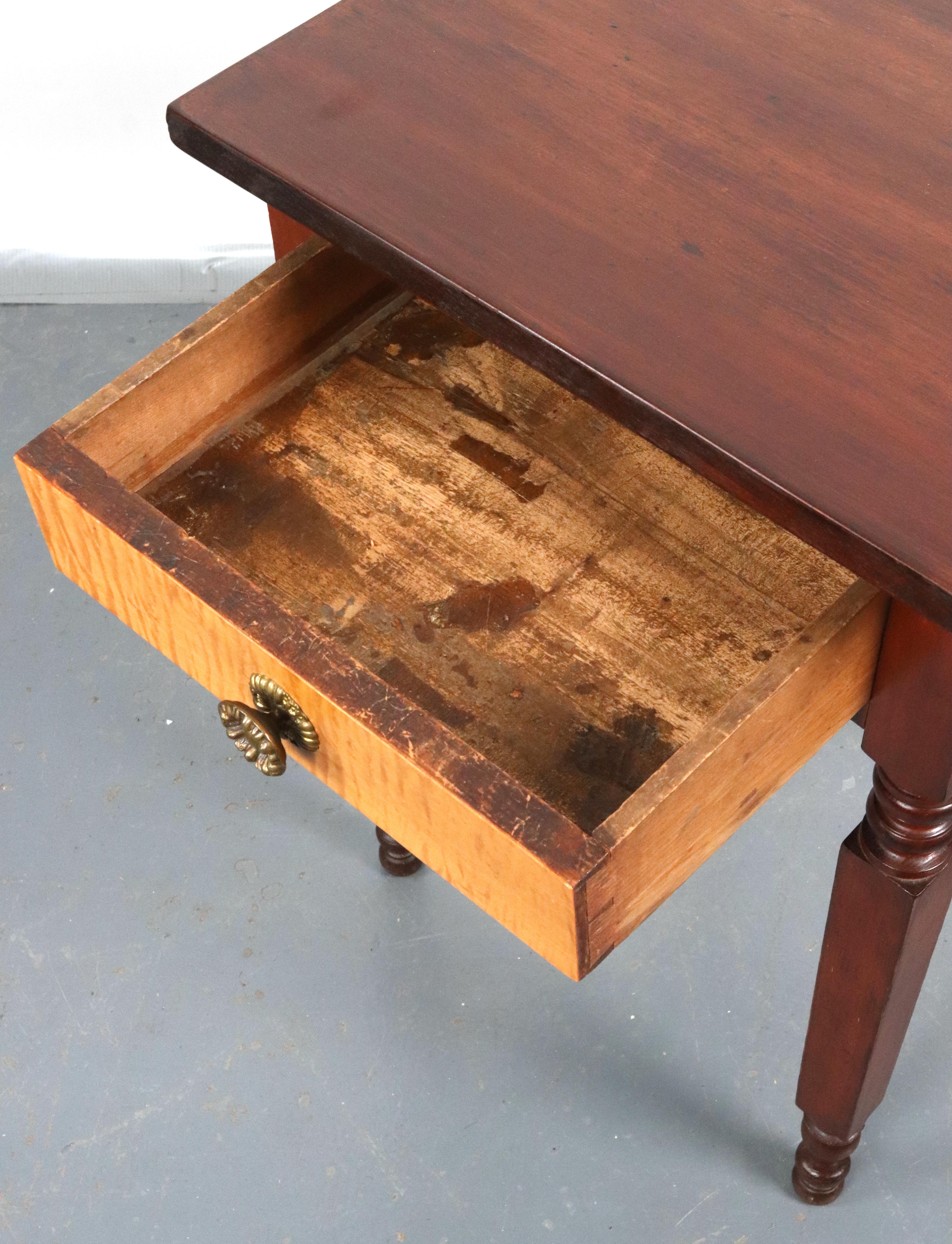 Sheraton Pine, Maple Cherry Wood 1 Drawer Side Table In Good Condition For Sale In New York, NY