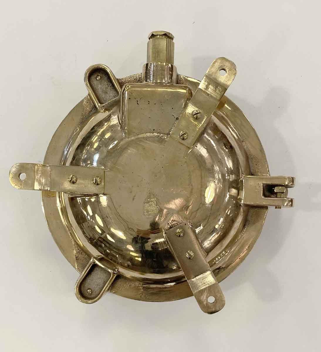 Luz náutica redonda de latón fundido para mamparo de barco. Recién cableado y compatible con una bombilla doméstica de casquillo mediano. Puede utilizarse como lámpara de techo o aplique de pared. Con junta de goma industrial nueva. Limpiado y
