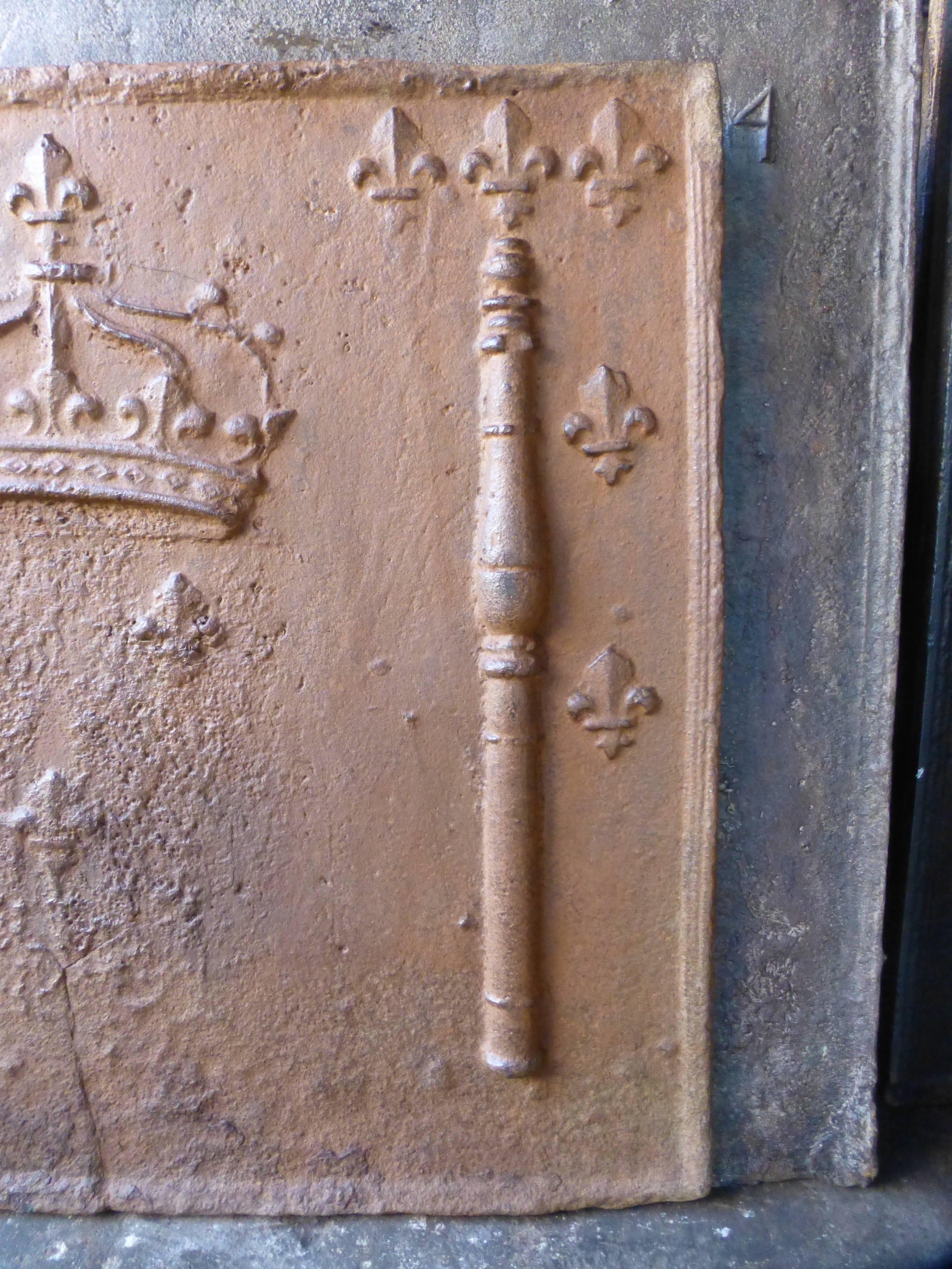 Louis XIV Plaque de cheminée / dosseret aux armes de France du XVIIIe siècle en vente