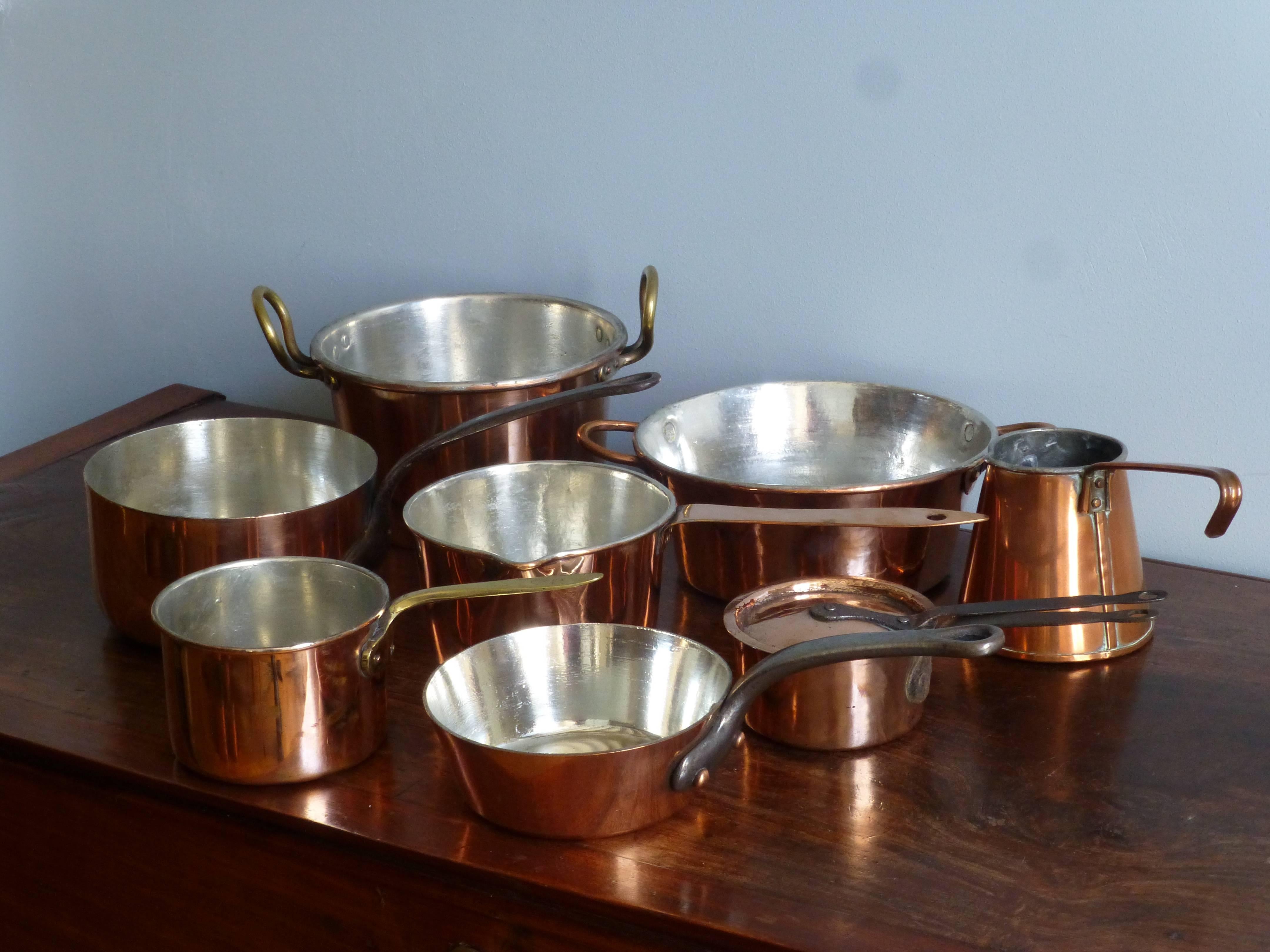 Nothing is as good for your mood as the glitter of copper in your kitchen, even when the sun is not shining. Copper is timeless and it fits into every kitchen interior: Classic, rustic or modern. 

Antique copper pans are so beautiful that they