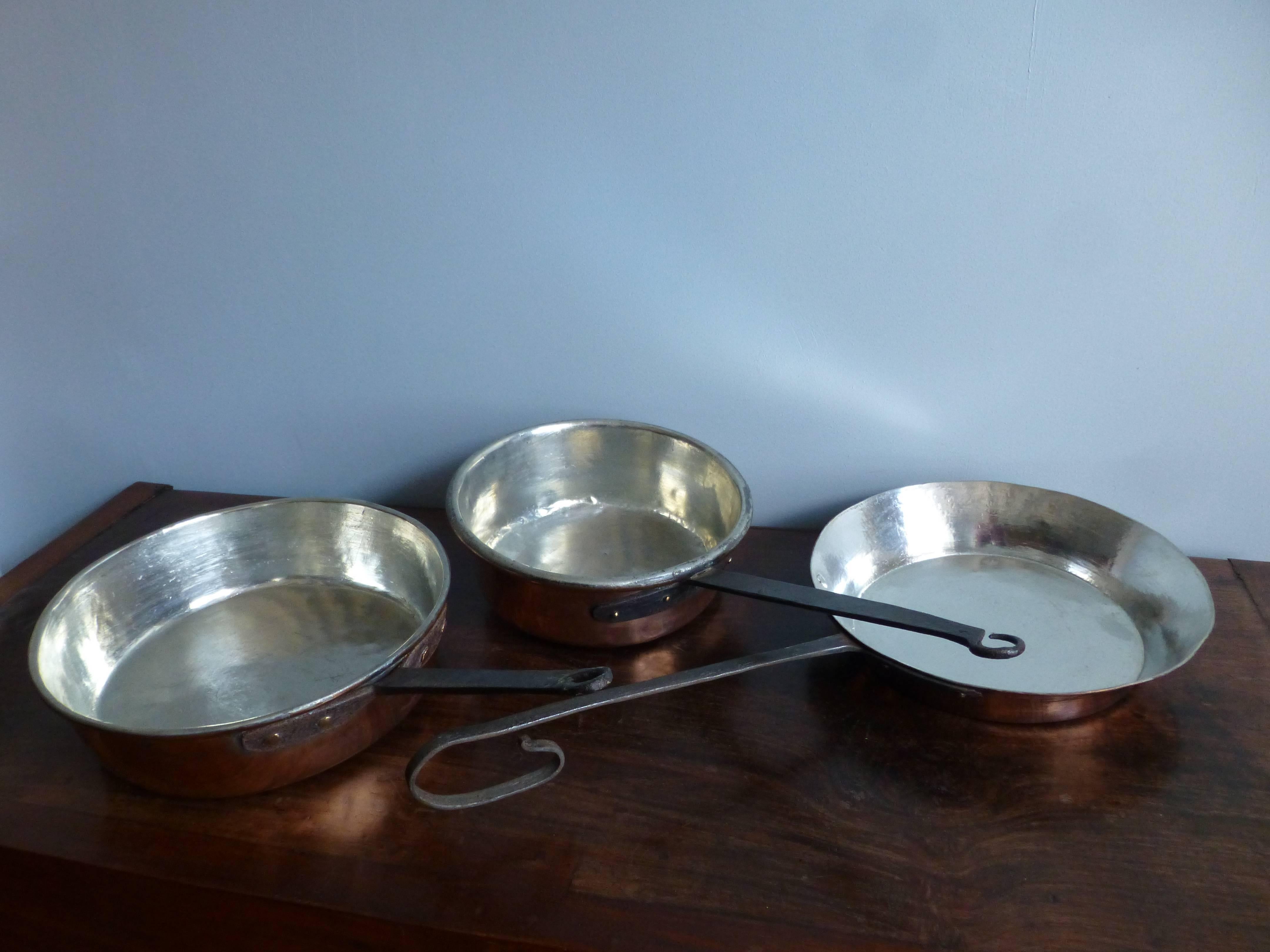 Nothing is as good for your mood as the glitter of copper in your kitchen, even when the sun is not shining. Copper is timeless and it fits into every kitchen interior Classic, rustic or modern. 

Antique copper pans are so beautiful that they can