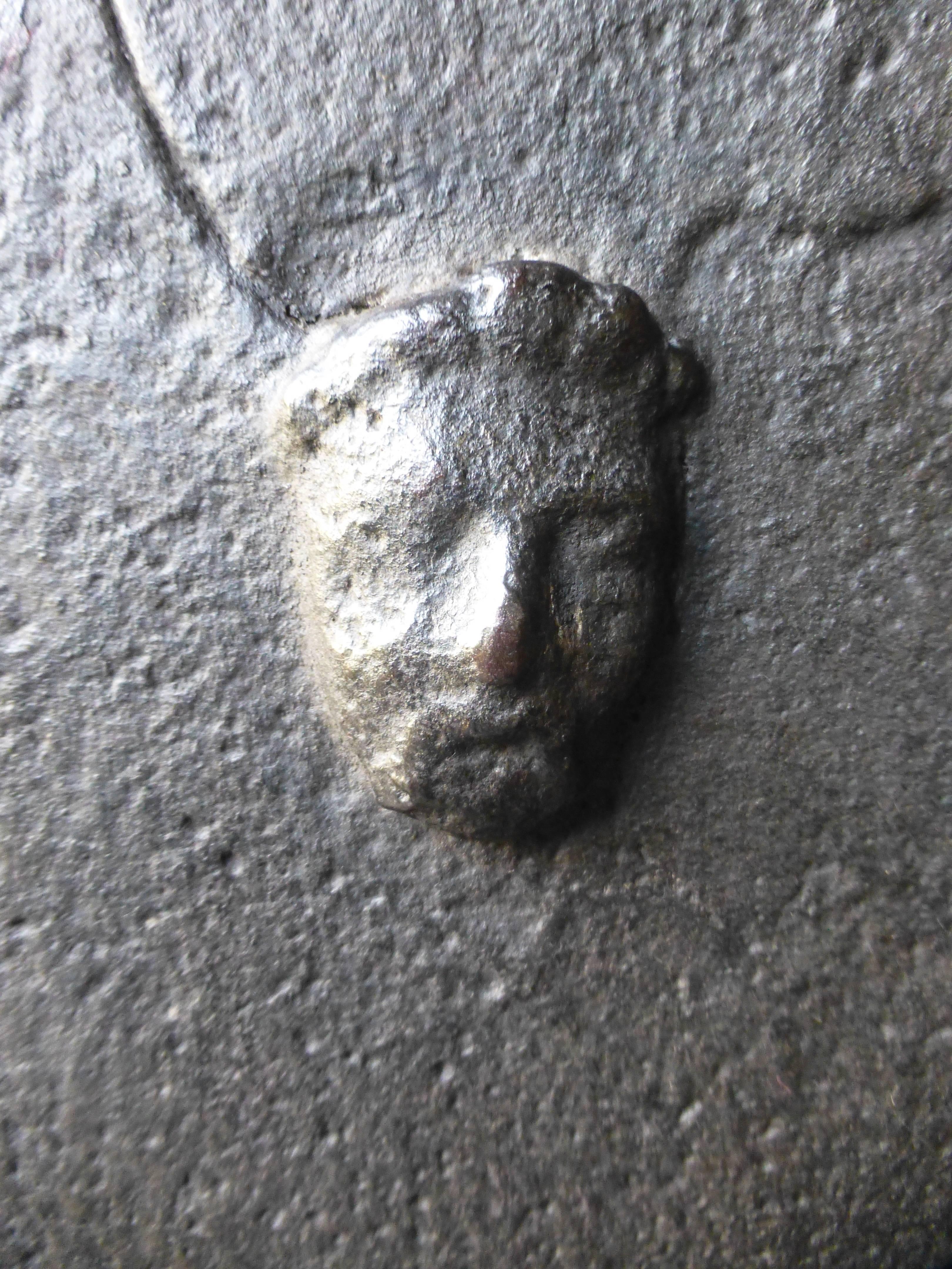Early Faces Fireback, 16th Century  In Good Condition In Amerongen, NL