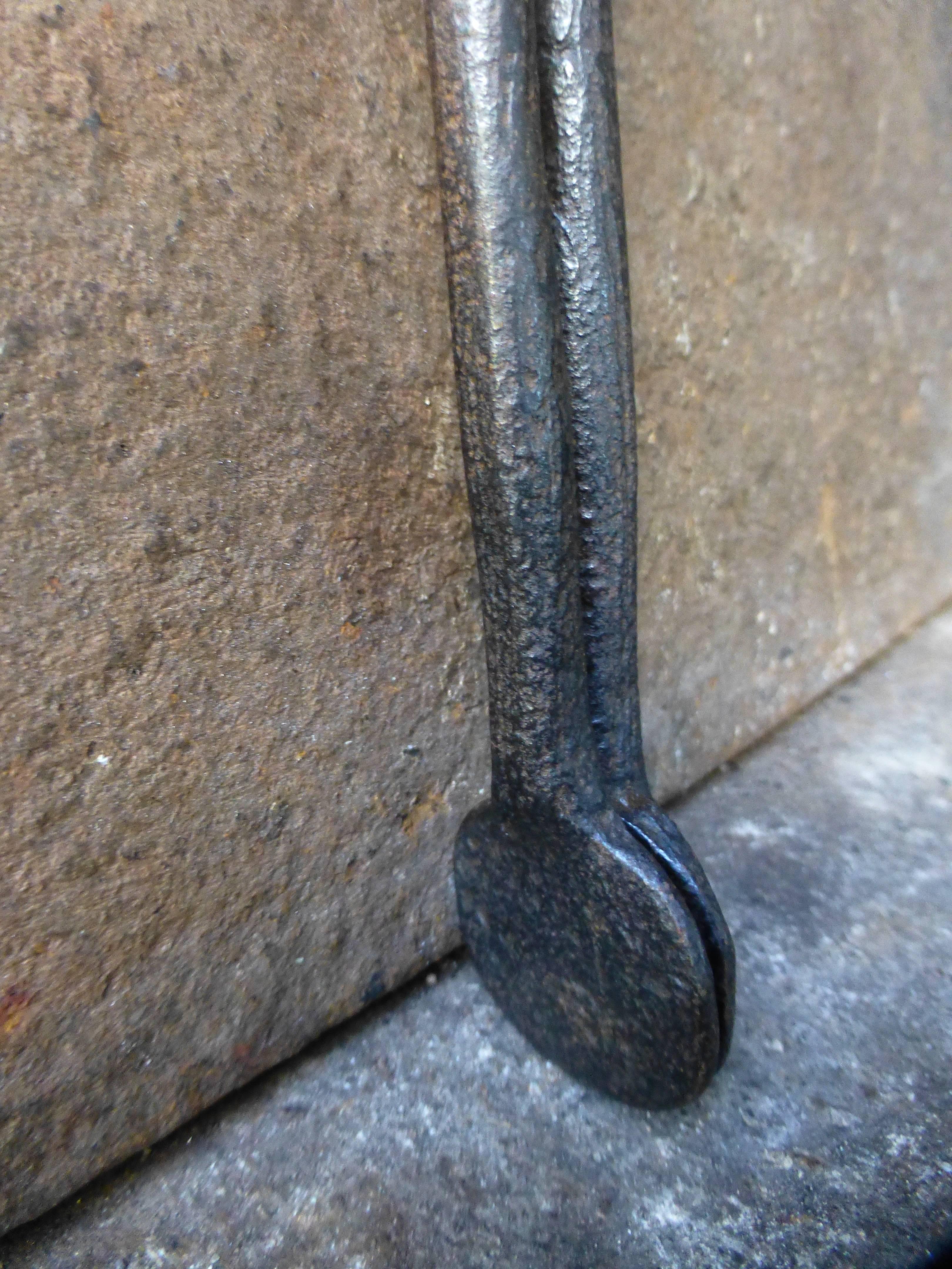 17th-18th Century Dutch Fire Tongs, Fireplace Tong In Good Condition In Amerongen, NL