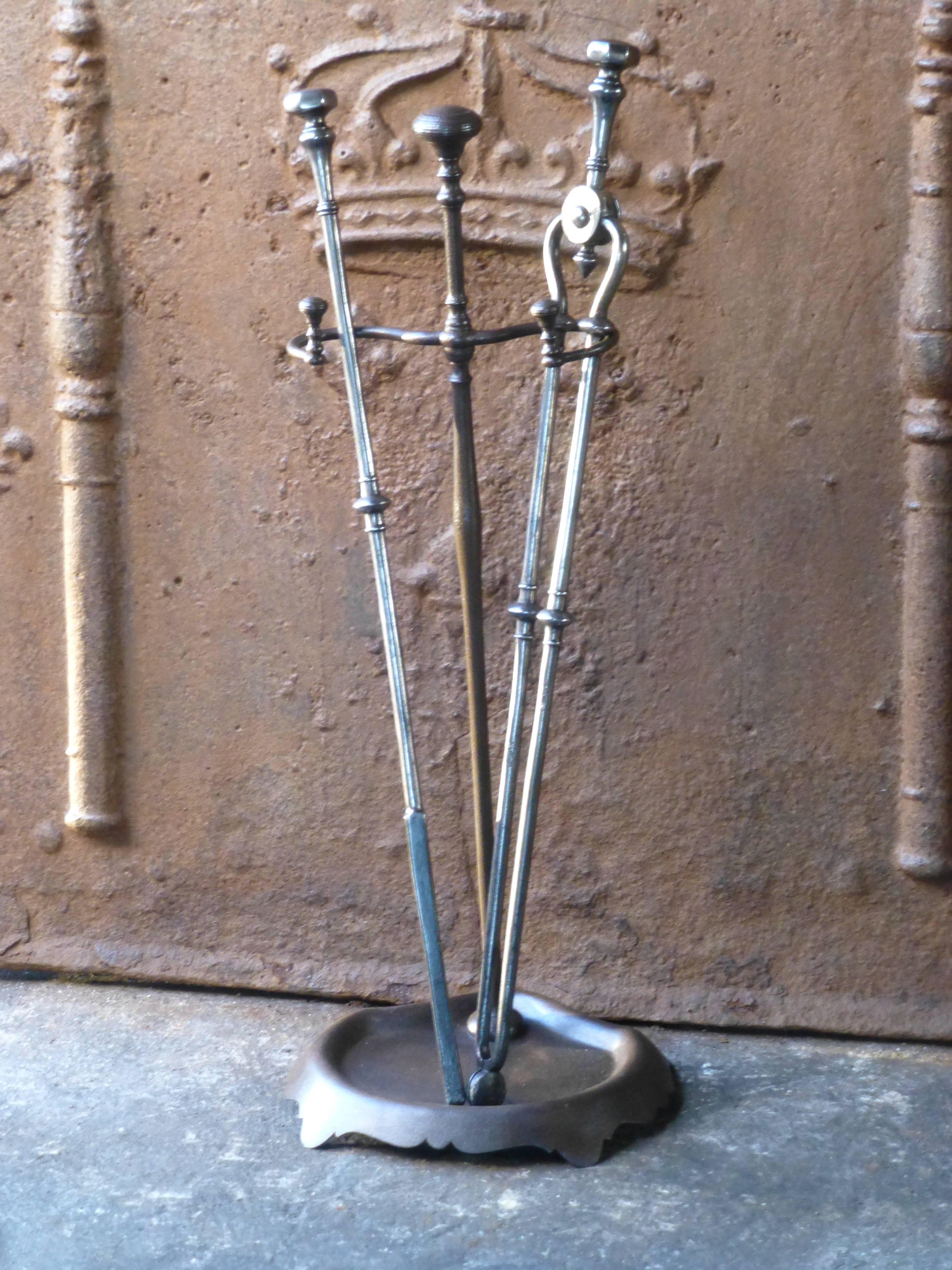 19th century, English fireplace toolset made of wrought iron and polished steel. Victorian period. The condition is good.

