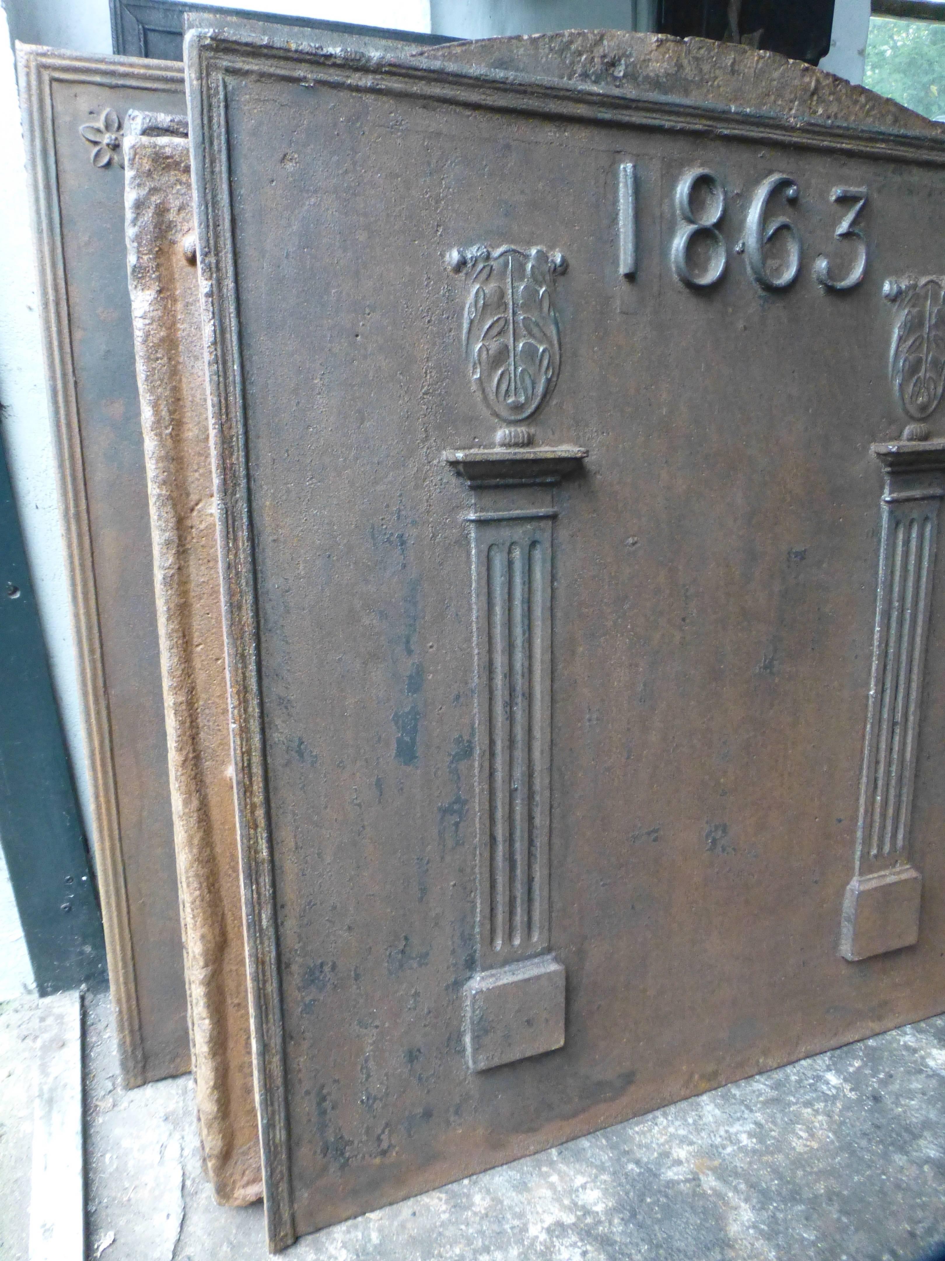 French fireback with pillars and the date of production 1863.

This product weighs more than 65 kg / 143 lbs. All our products that weigh 66 kg / 146 lbs or more are shipped as standard door-to-door freight. You can contact us to find out the daily
