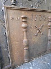 Plaque de cheminée du 18ème siècle avec croix Saint-André
