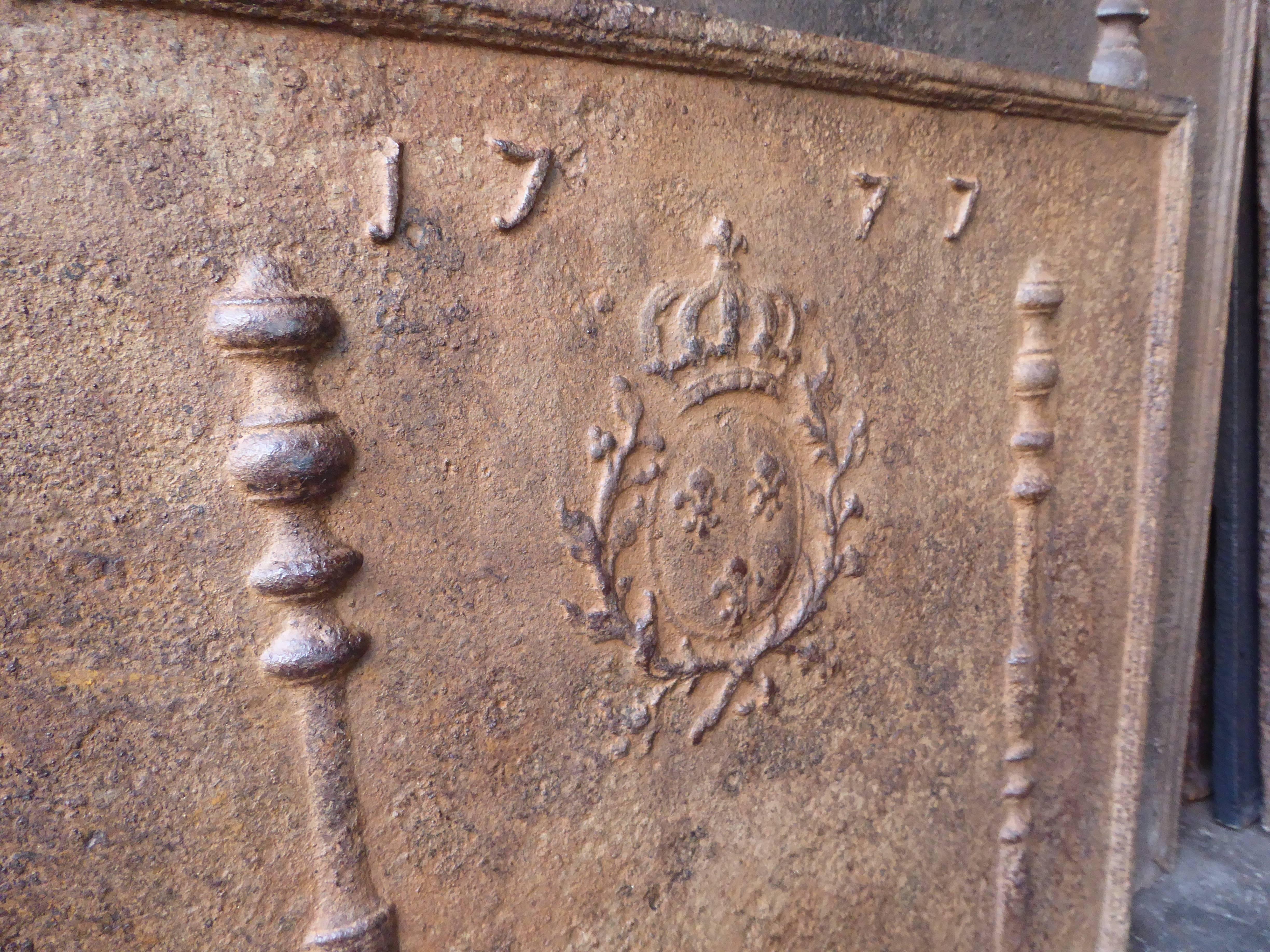 18th Century Pillars with Arms of France Fireback In Good Condition In Amerongen, NL