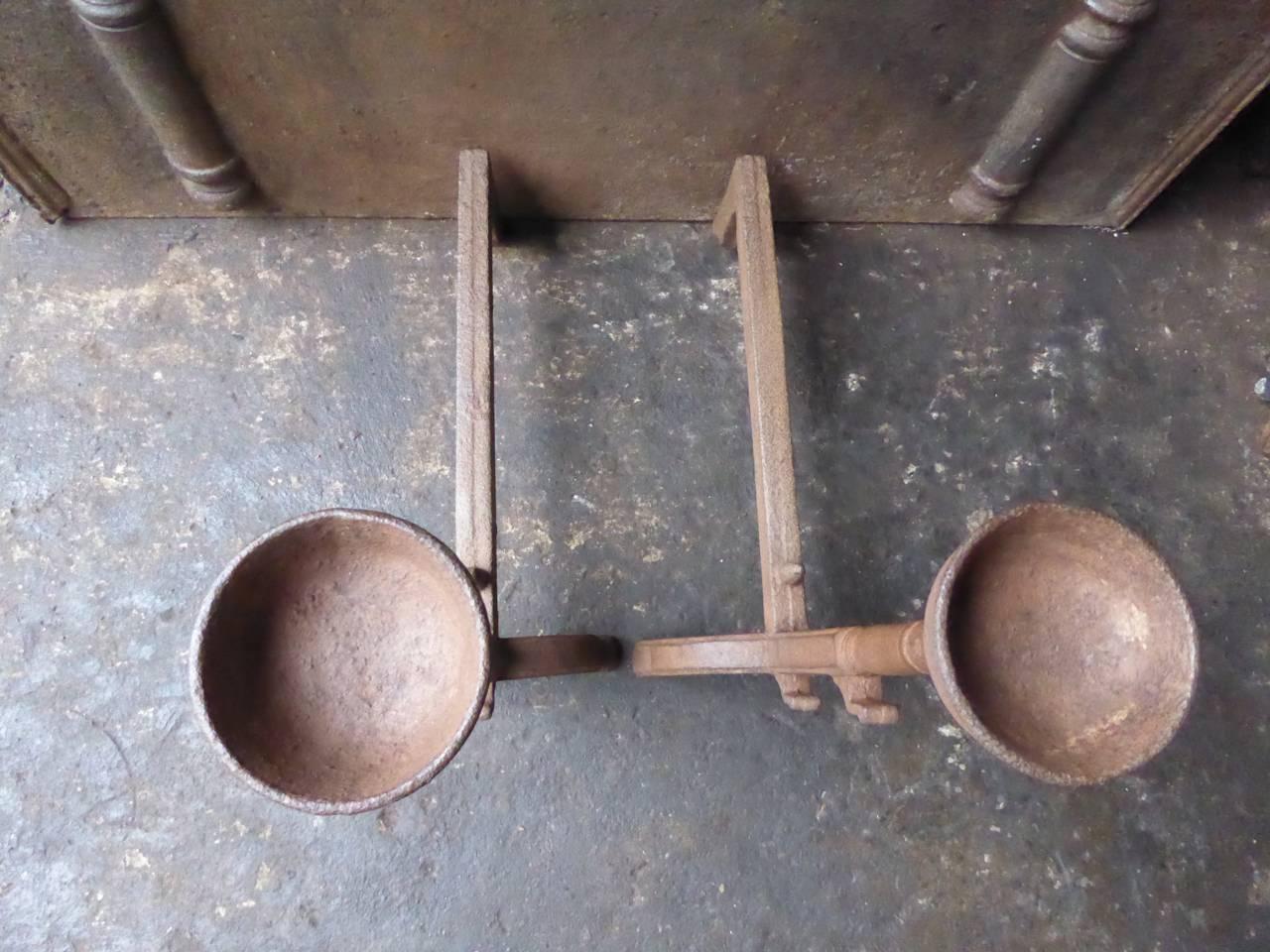 XX secolo Cani a tazza o androni in stile gotico francese in vendita