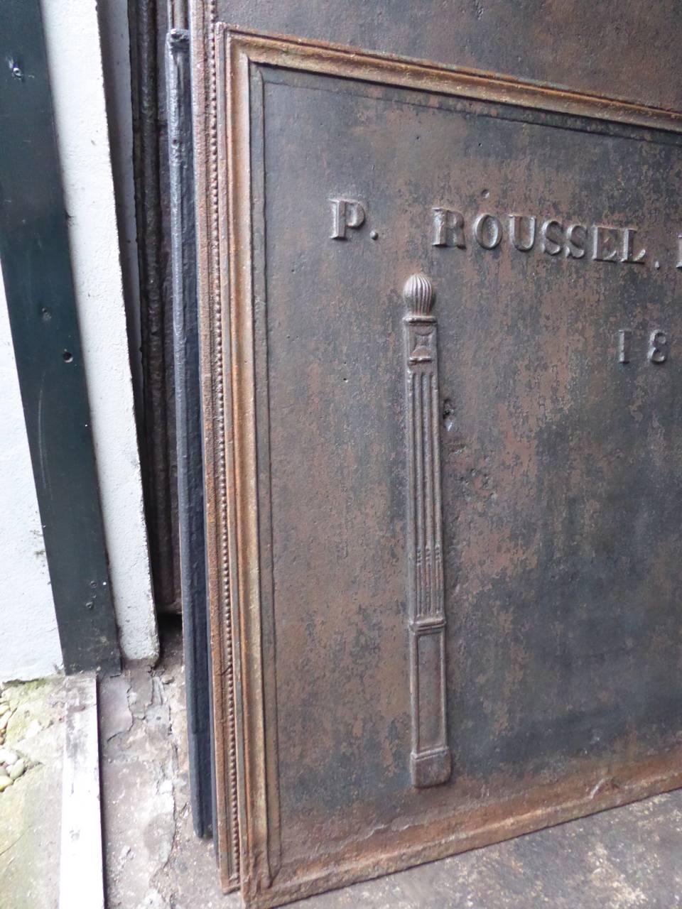 Plaque de cheminée française avec les piliers de la liberté, un nom et la date de production 1851.

Ce produit pèse plus de 65 kg / 143 lbs. Tous nos produits qui pèsent 66 kg / 146 lbs ou plus sont expédiés en tant que fret standard de porte à