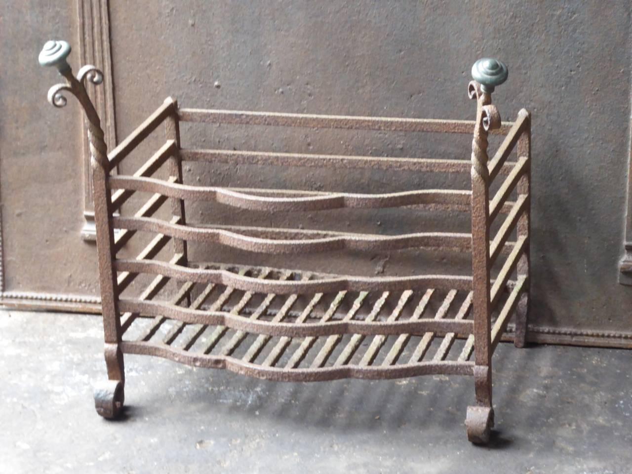 Dutch fireplace grate - fire grate made of wrought iron and brass. Late 19th or early 20th century. Art Nouveau period.

The total width at the front is 56 cm. The grate is in a good condition.