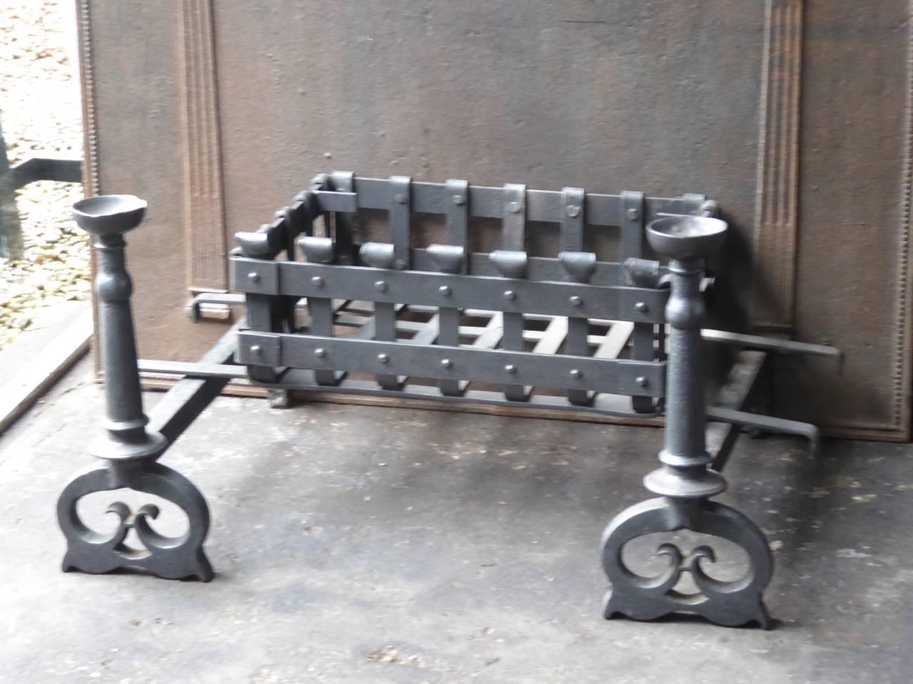 19th century English fireplace grate or fire grate made of wrought iron and cast iron.