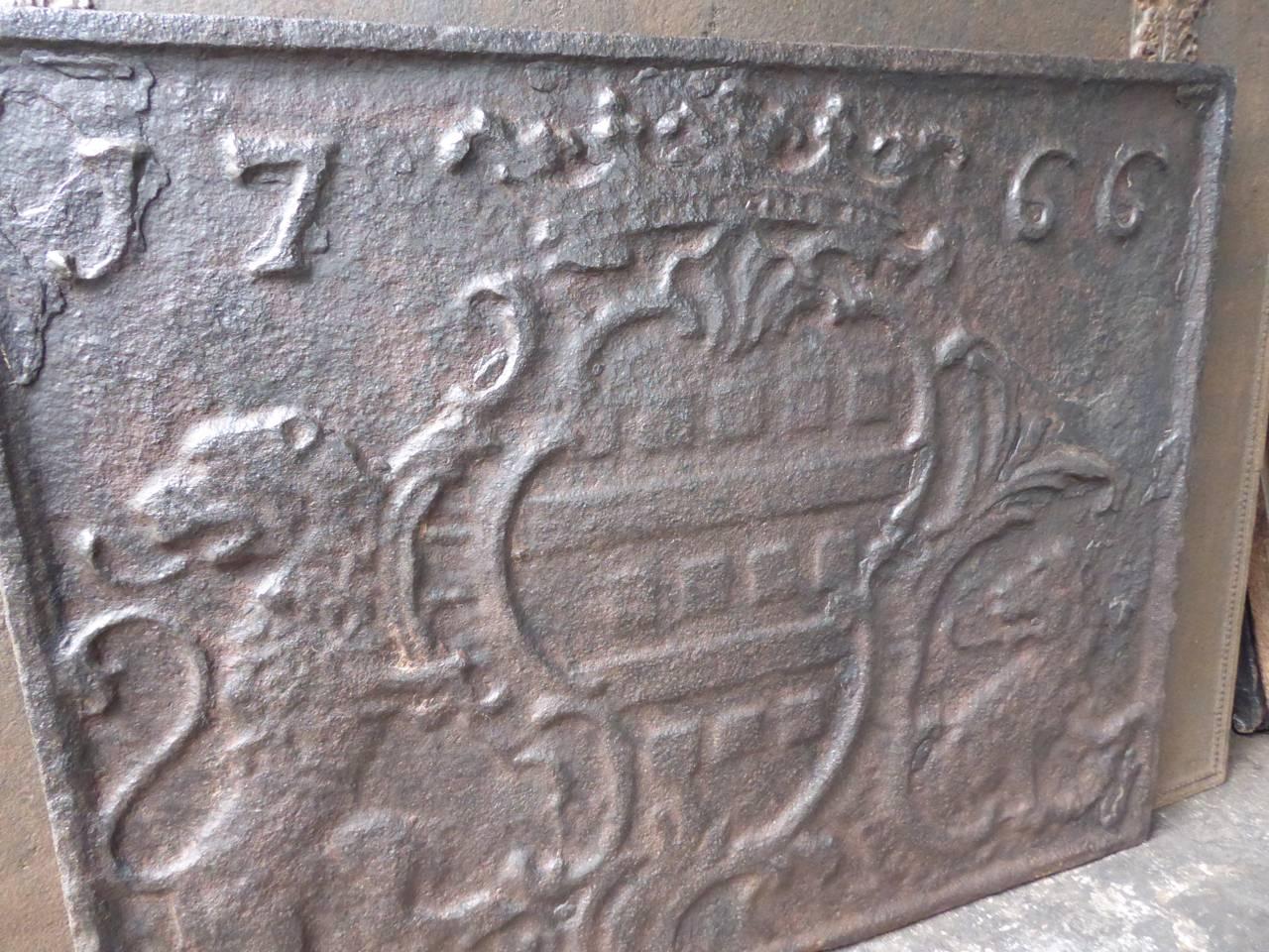 18th Century, French 'Coat of Arms' Fireback In Good Condition In Amerongen, NL