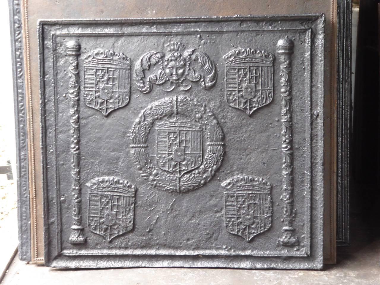 Plaque de cheminée des XVIe et XVIIe siècles avec les armoiries de Lorrain. Des deux côtés se trouvent les bâtons d'un Marshall. Cela indique que cette plaque a été fabriquée pour un haut responsable militaire de l'époque. La plaque de cheminée est