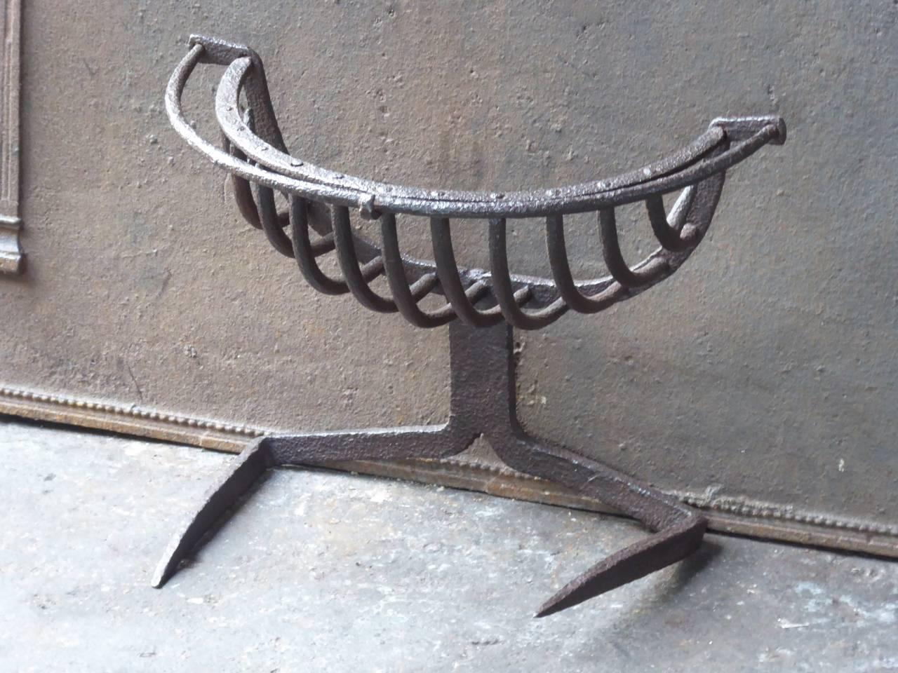 17th century Dutch fire grate made of wrought iron. Gothic period. The grate is in a good condition.

