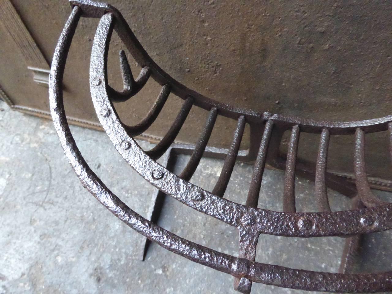 17th Century Dutch Fireplace Grate or Fireplace Basket In Good Condition For Sale In Amerongen, NL