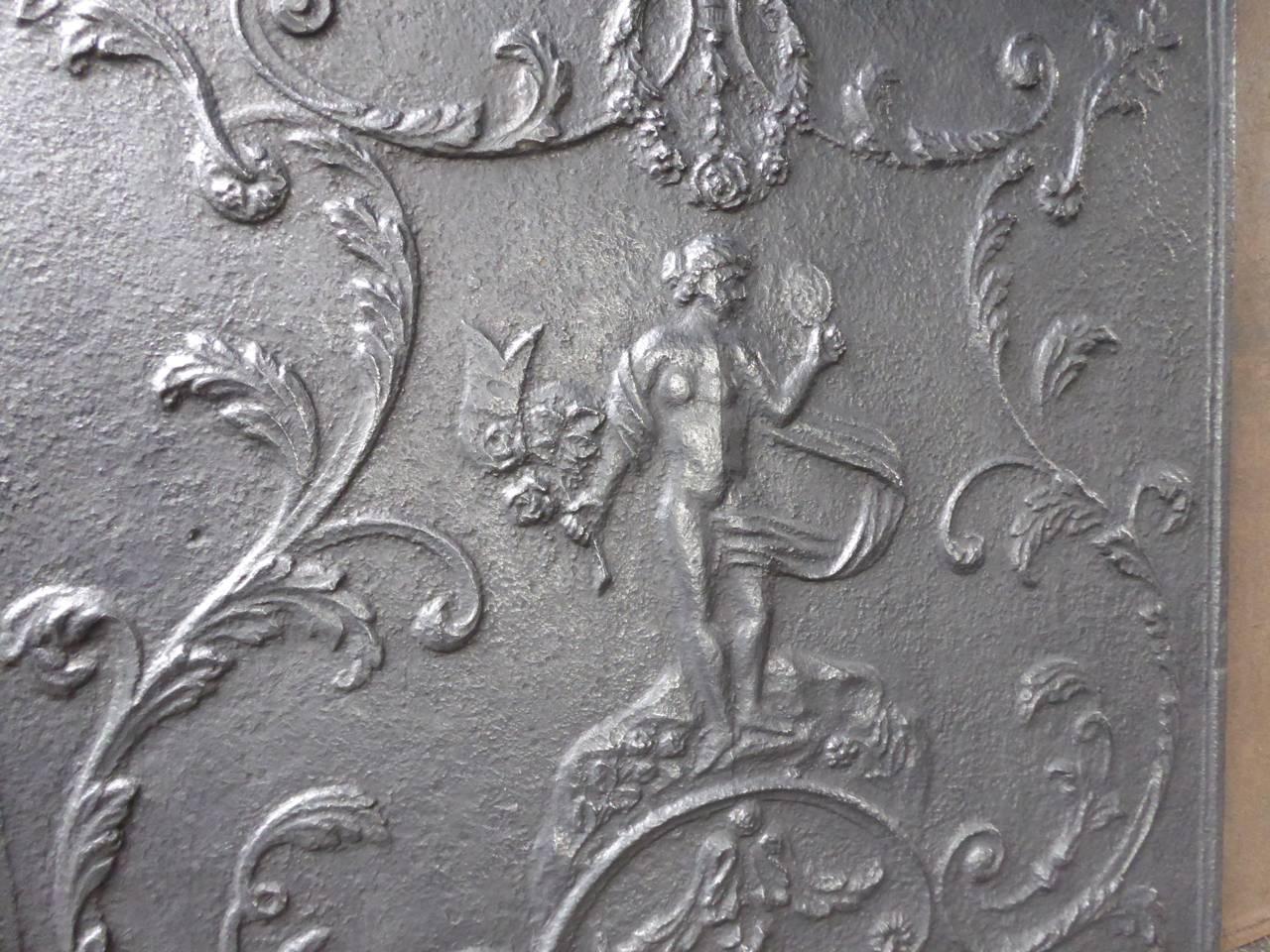Fer Plaque de cheminée / dosseret en Vénus d'époque Louis XV du XVIIIe siècle en vente