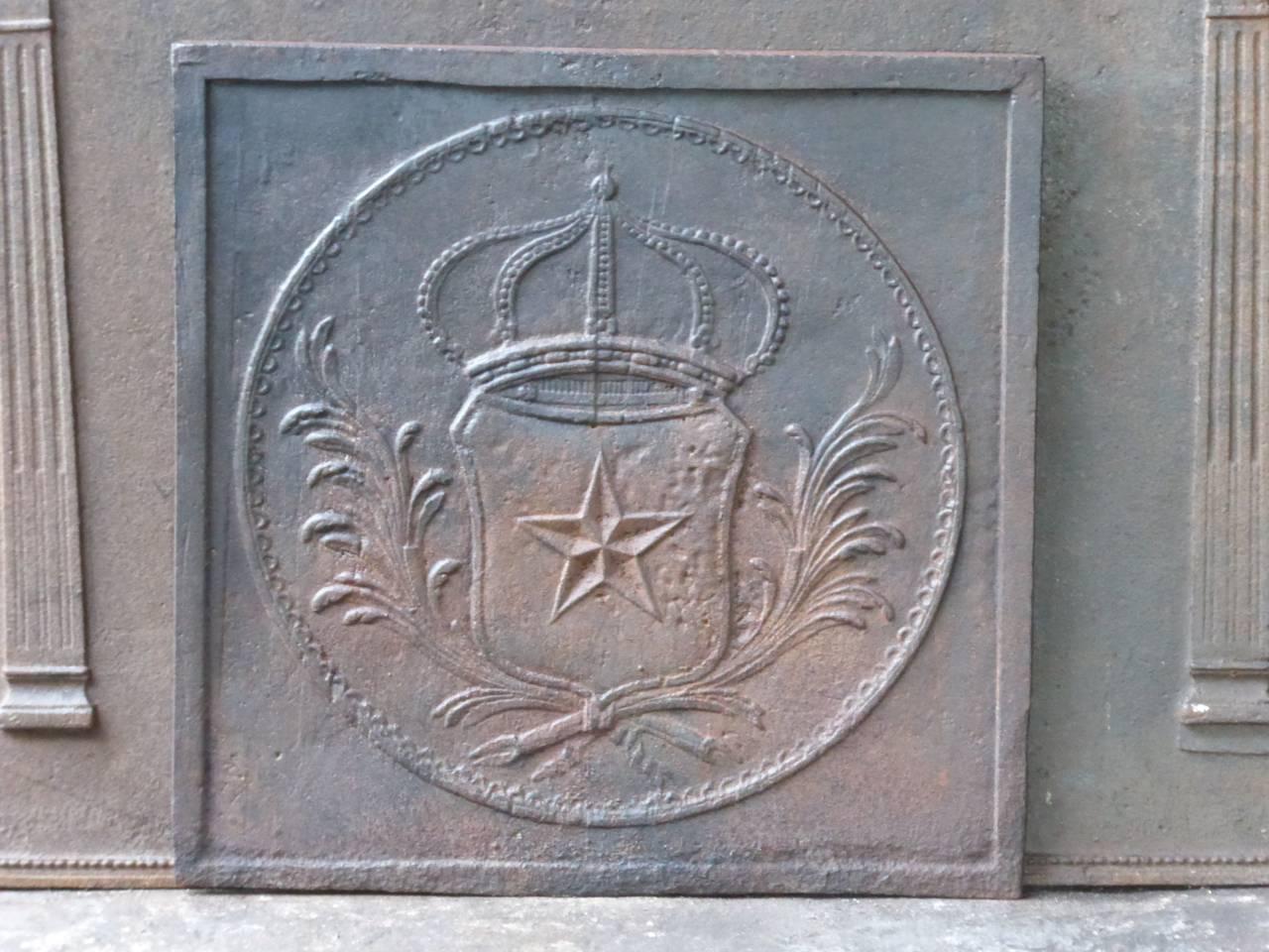19. Jahrhundert, französischer Kaminboden mit dem Wappen Frankreichs. Die Krone symbolisiert das Königtum und das Palmblatt steht für den Sieg. Im Stil von Louis XIV.

Wir haben eine einzigartige und spezialisierte Sammlung von antiken und