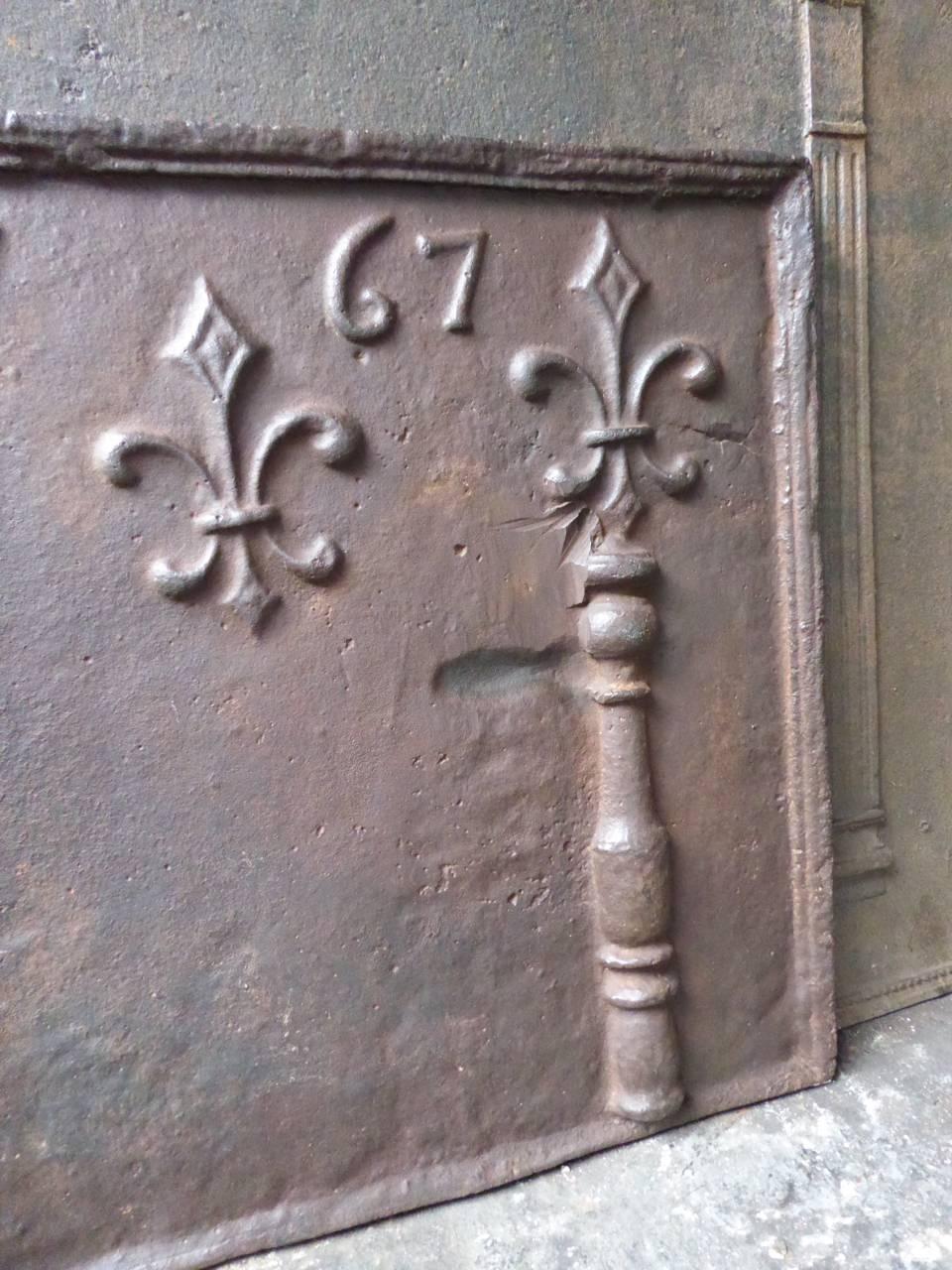 French 'Pillars with Fleurs-de-Lys' Fireback In Good Condition In Amerongen, NL