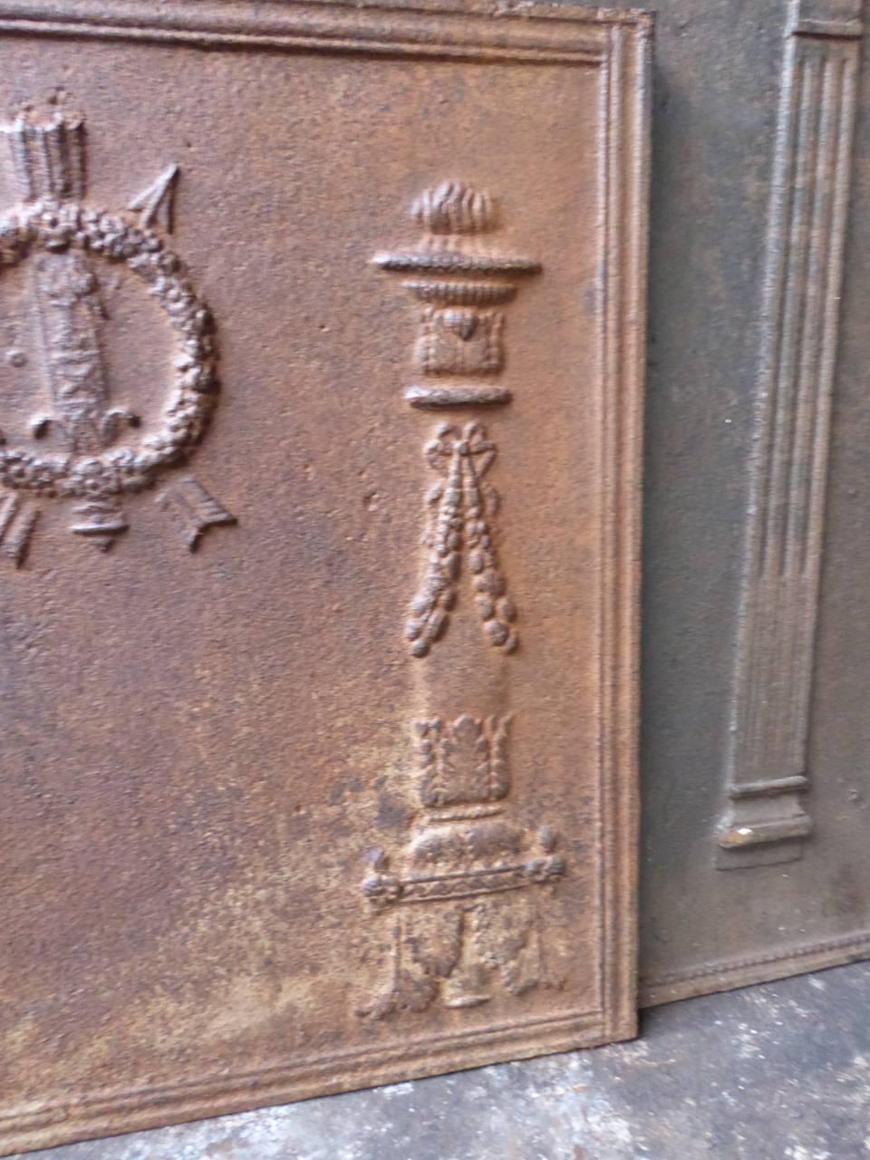 19th Century French 'Pillars with Decoration' Fireback In Good Condition In Amerongen, NL