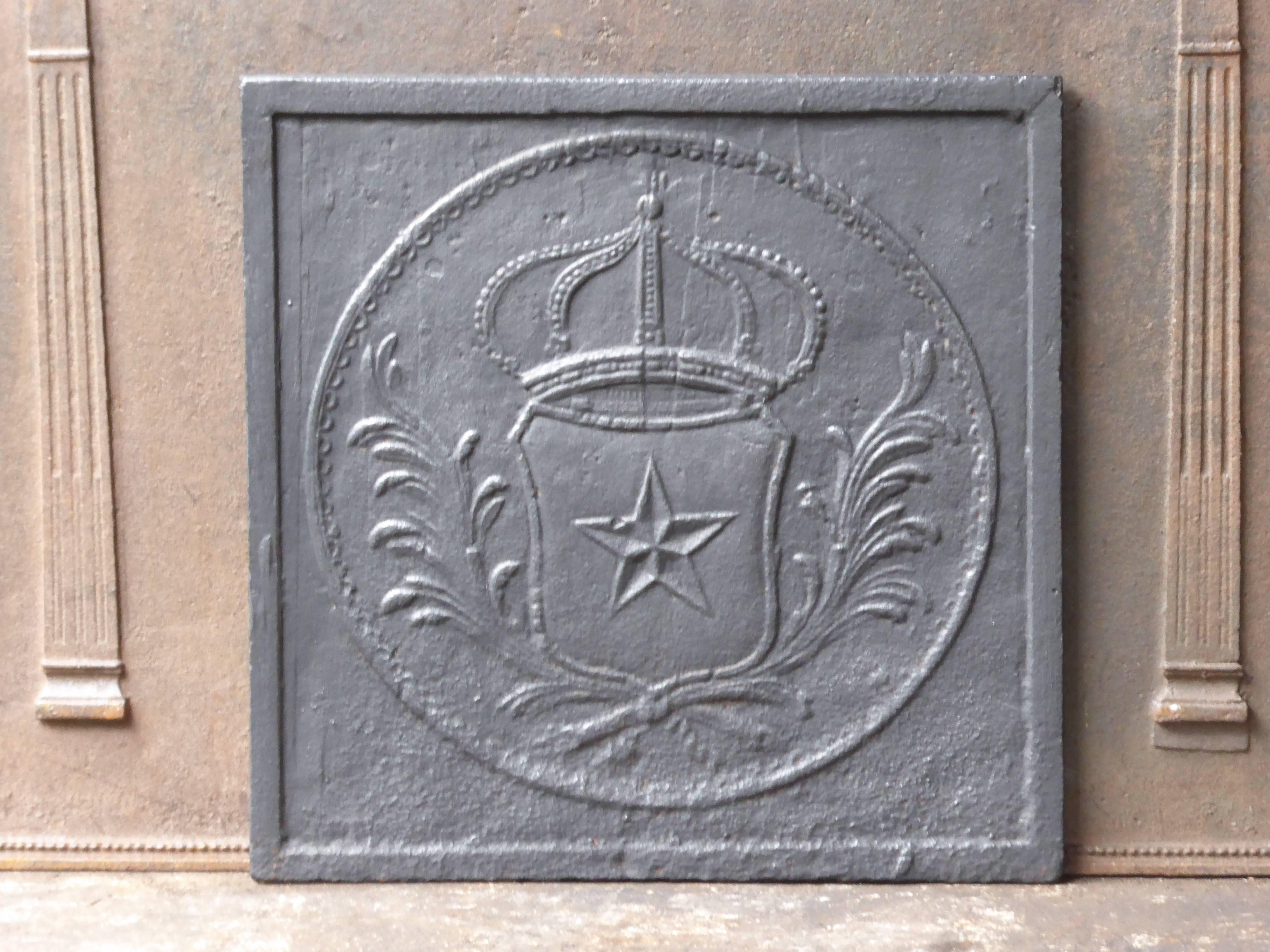 Französische Kaminplatte aus dem 19. Jahrhundert mit dem Wappen Frankreichs. Im Stil von Louis XIV.

Wir haben eine einzigartige und spezialisierte Sammlung von antiken und gebrauchten Kaminzubehör, bestehend aus mehr als 1000 Inseraten bei 1stdibs.