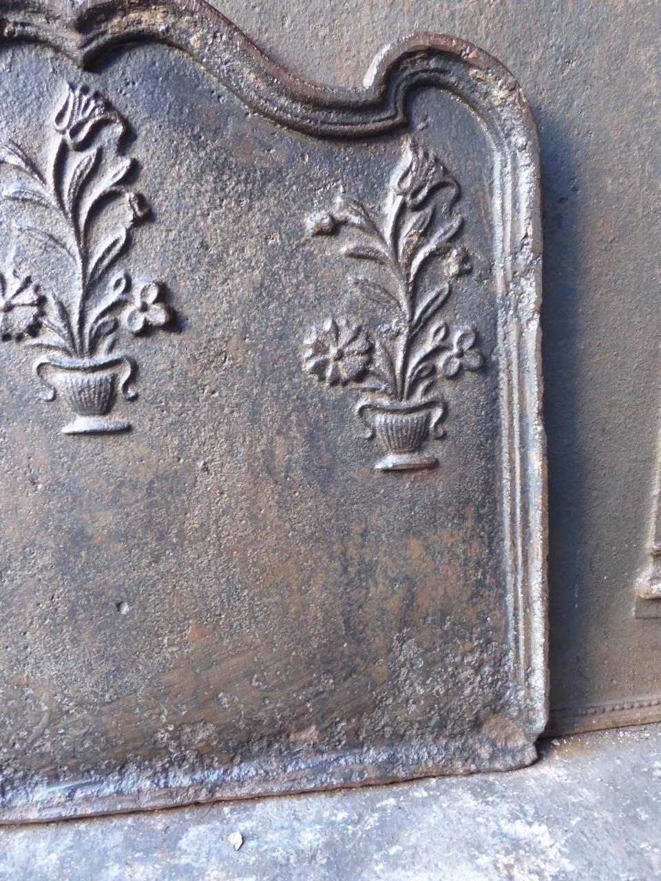 18th Century French 'Flower Basket' Fireback In Good Condition In Amerongen, NL